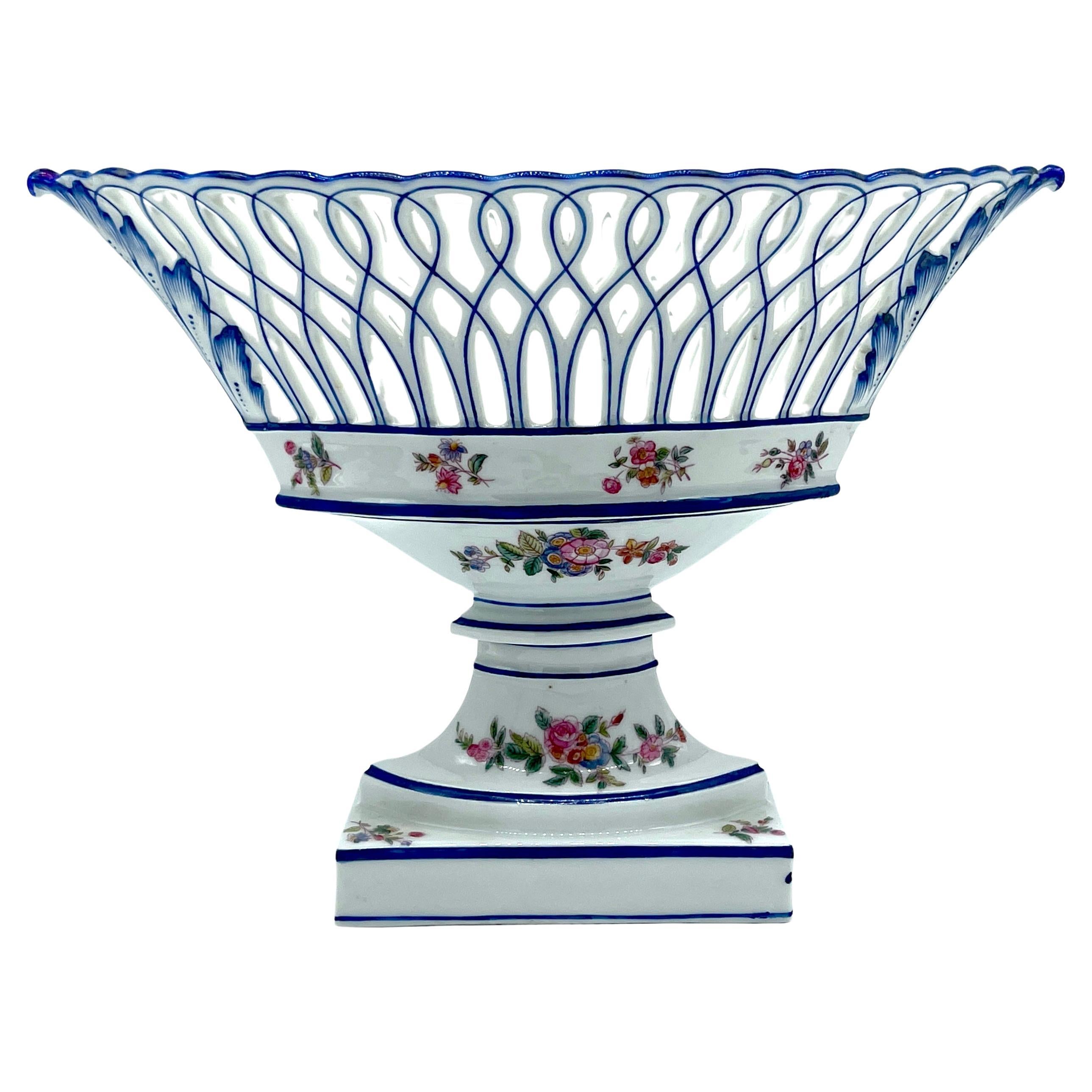 19. Jh. Old Paris Neoklassisches Oval  The Pedestal Centerpiece mit blauen und weißen Blumen  im Angebot