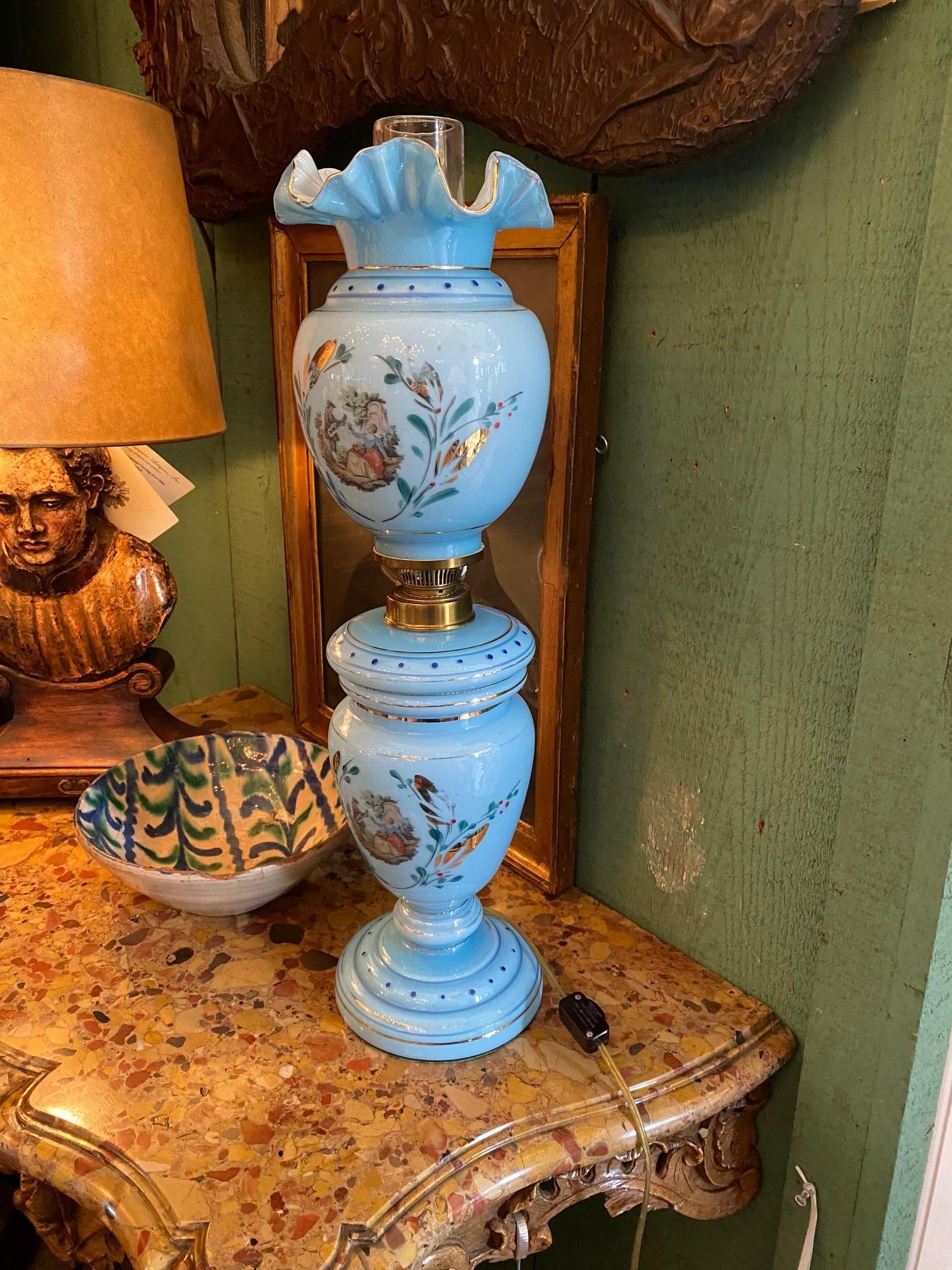 Rare verre opalin translucide du début du 19e siècle. Lampe à pétrole d'époque Charles X transition Louis Philippe. Bleu layette avec de l'or et un tableau peint à la main à l'apogée de l'époque romantique dans les années 1800.
Depuis l'âge du fer