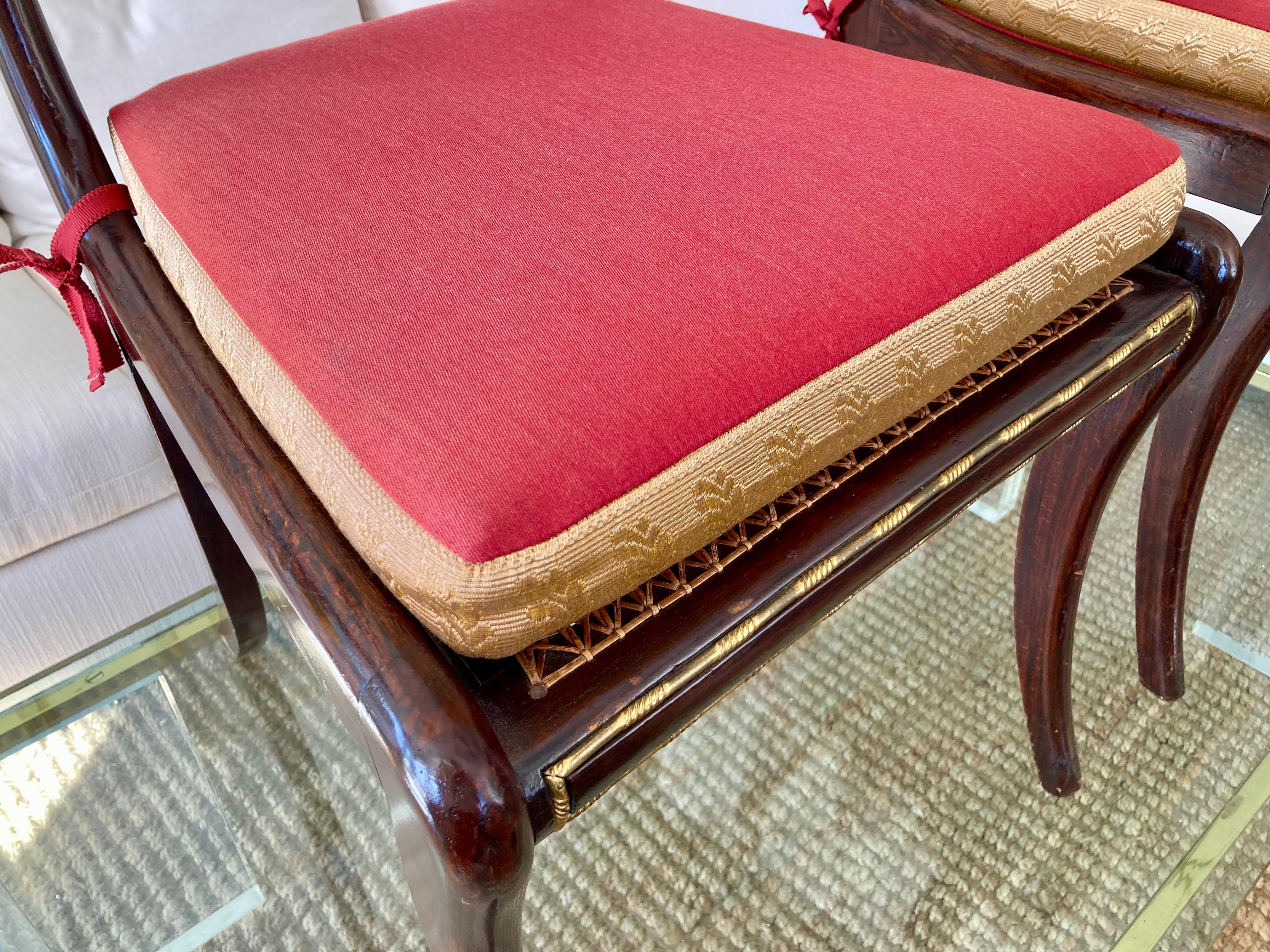 Satz von 8 Regency-Stühlen mit Goldbronze-Intarsien und roten Kissen und Goldmetall aus dem 19. Jahrhundert im Angebot 6