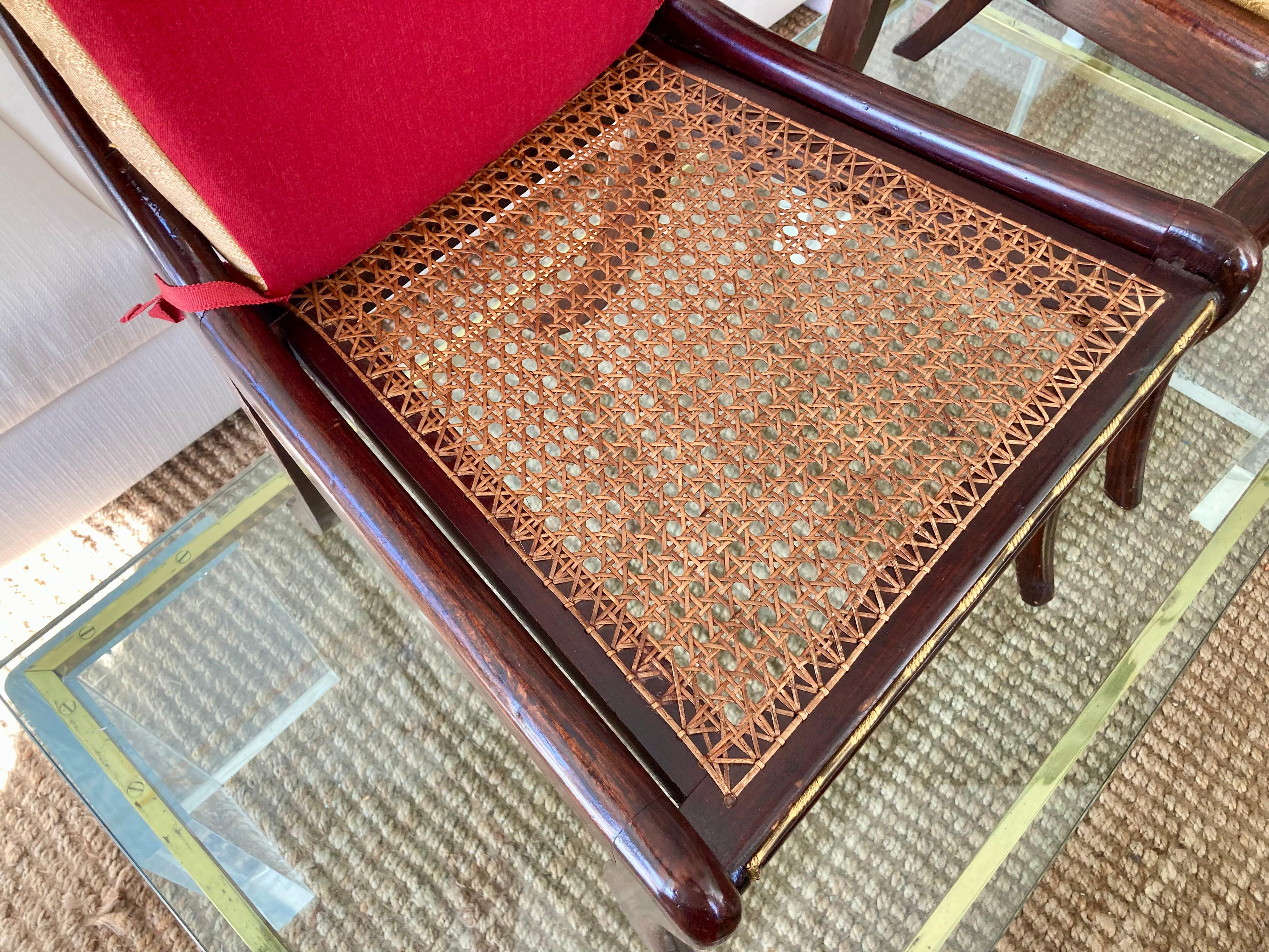 Satz von 8 Regency-Stühlen mit Goldbronze-Intarsien und roten Kissen und Goldmetall aus dem 19. Jahrhundert im Angebot 7