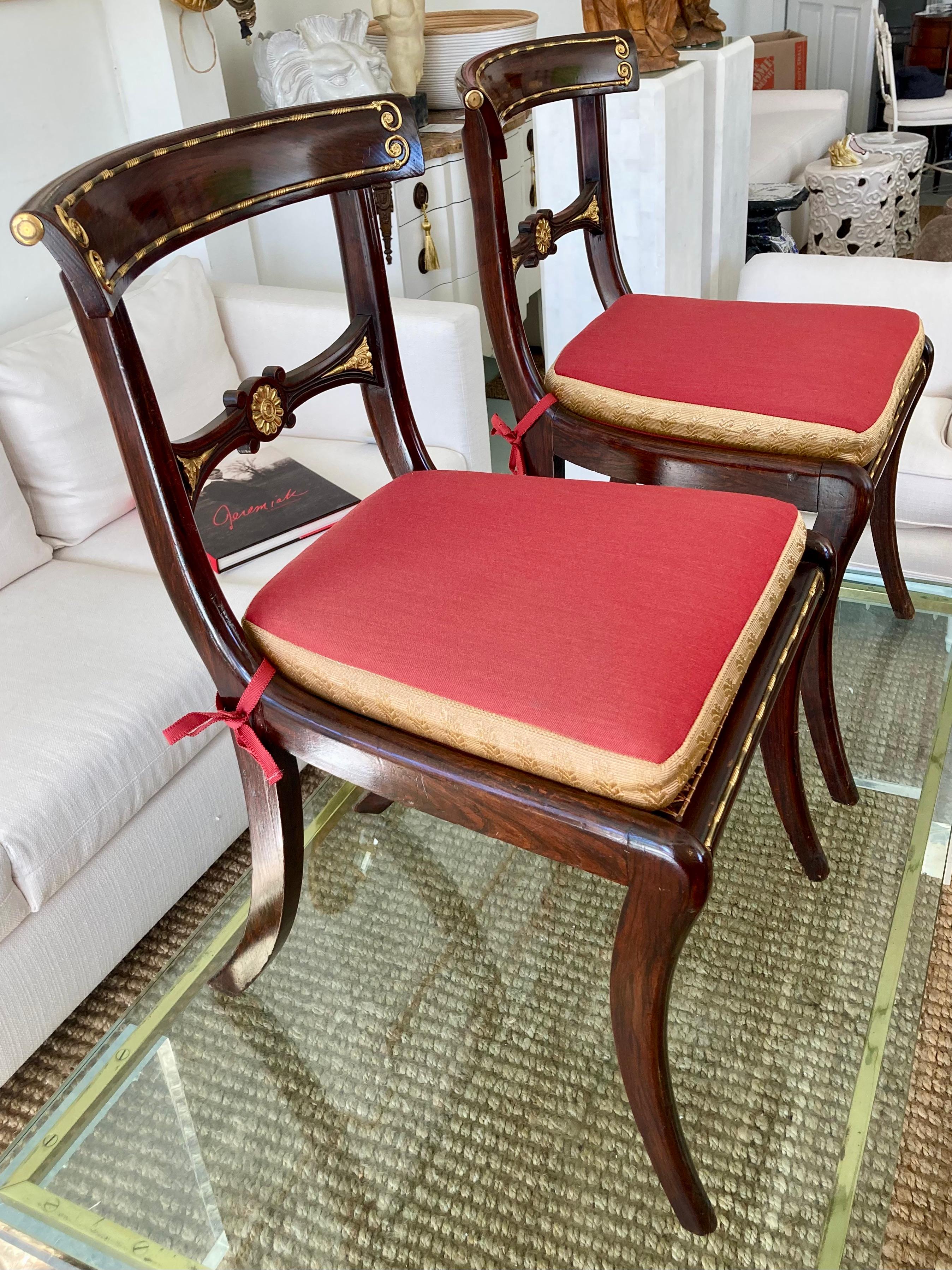 Satz von 8 Regency-Stühlen mit Goldbronze-Intarsien und roten Kissen und Goldmetall aus dem 19. Jahrhundert im Zustand „Gut“ im Angebot in Los Angeles, CA