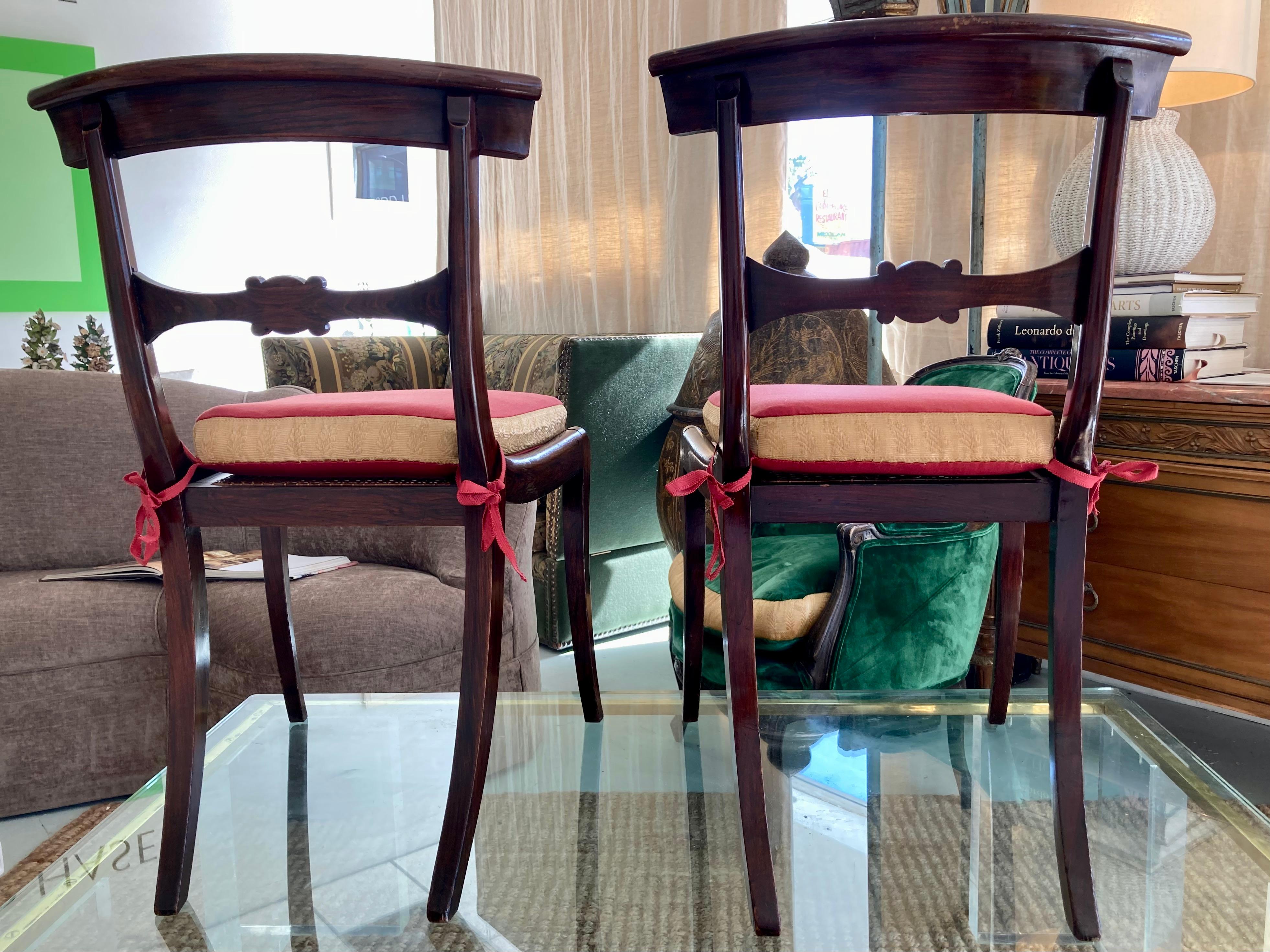 Satz von 8 Regency-Stühlen mit Goldbronze-Intarsien und roten Kissen und Goldmetall aus dem 19. Jahrhundert (Metall) im Angebot
