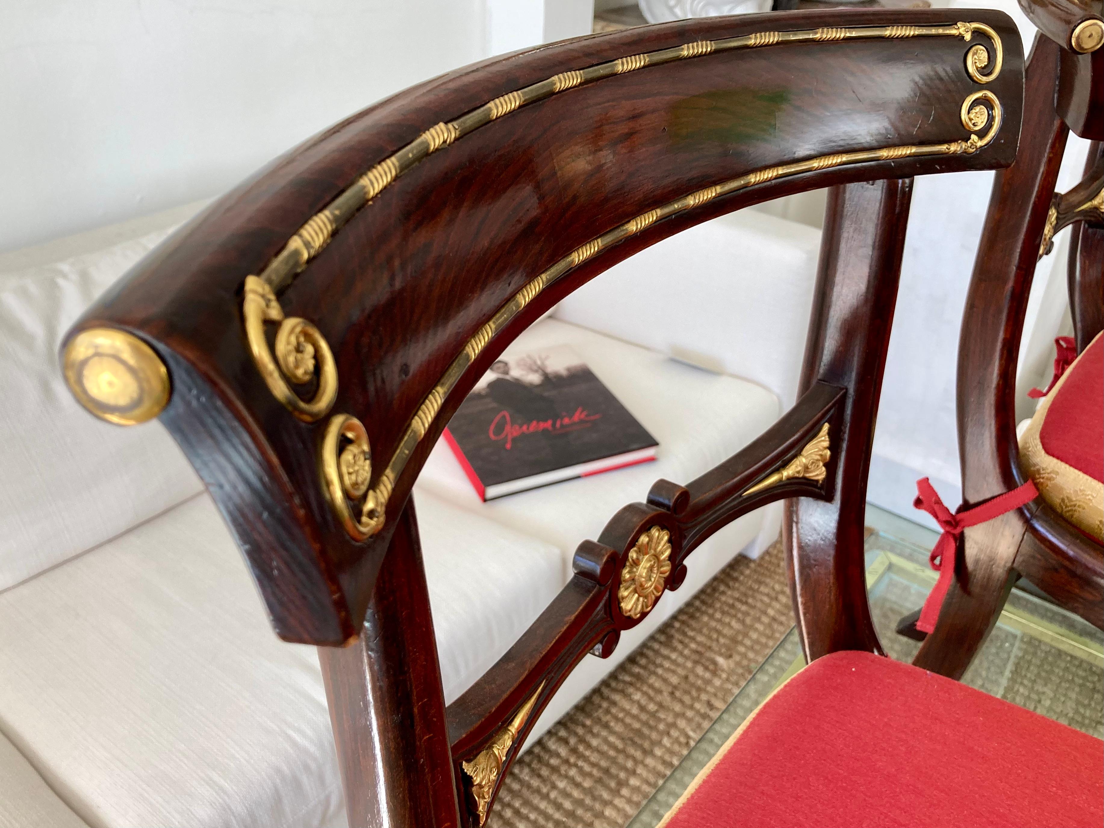 Satz von 8 Regency-Stühlen mit Goldbronze-Intarsien und roten Kissen und Goldmetall aus dem 19. Jahrhundert im Angebot 3