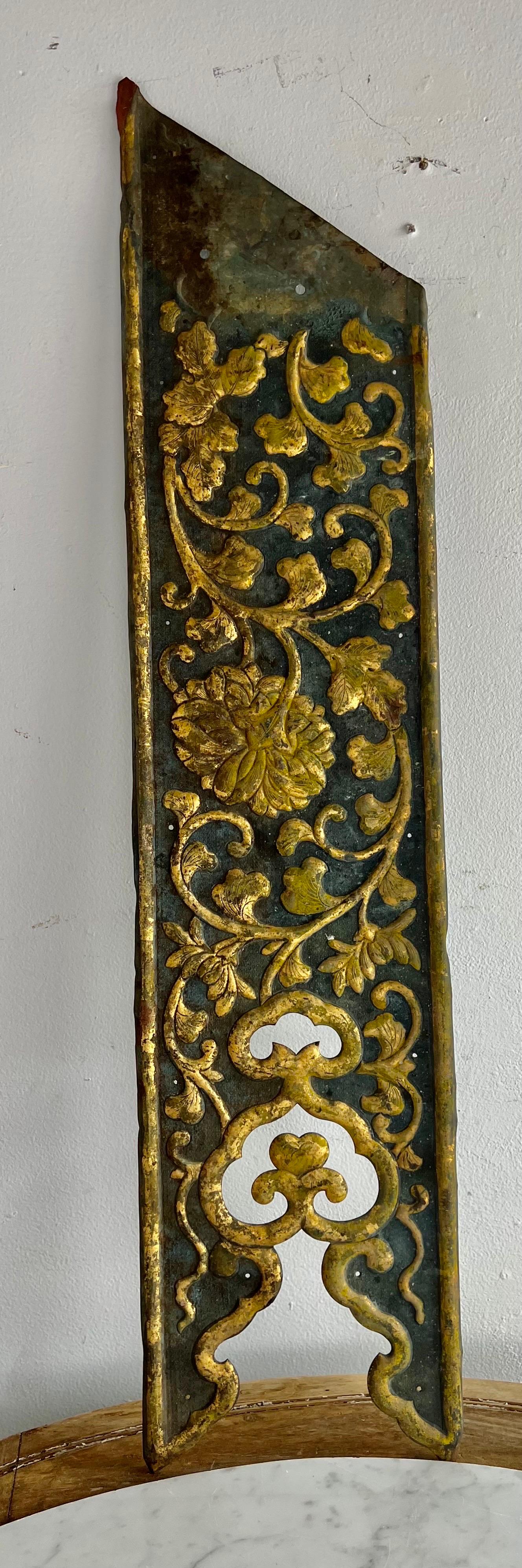 Panneau italien du XIXe siècle en métal doré, peint à la main et martelé.  Le panneau est décoré de fleurs en feuilles d'or qui tourbillonnent sur toute sa surface.