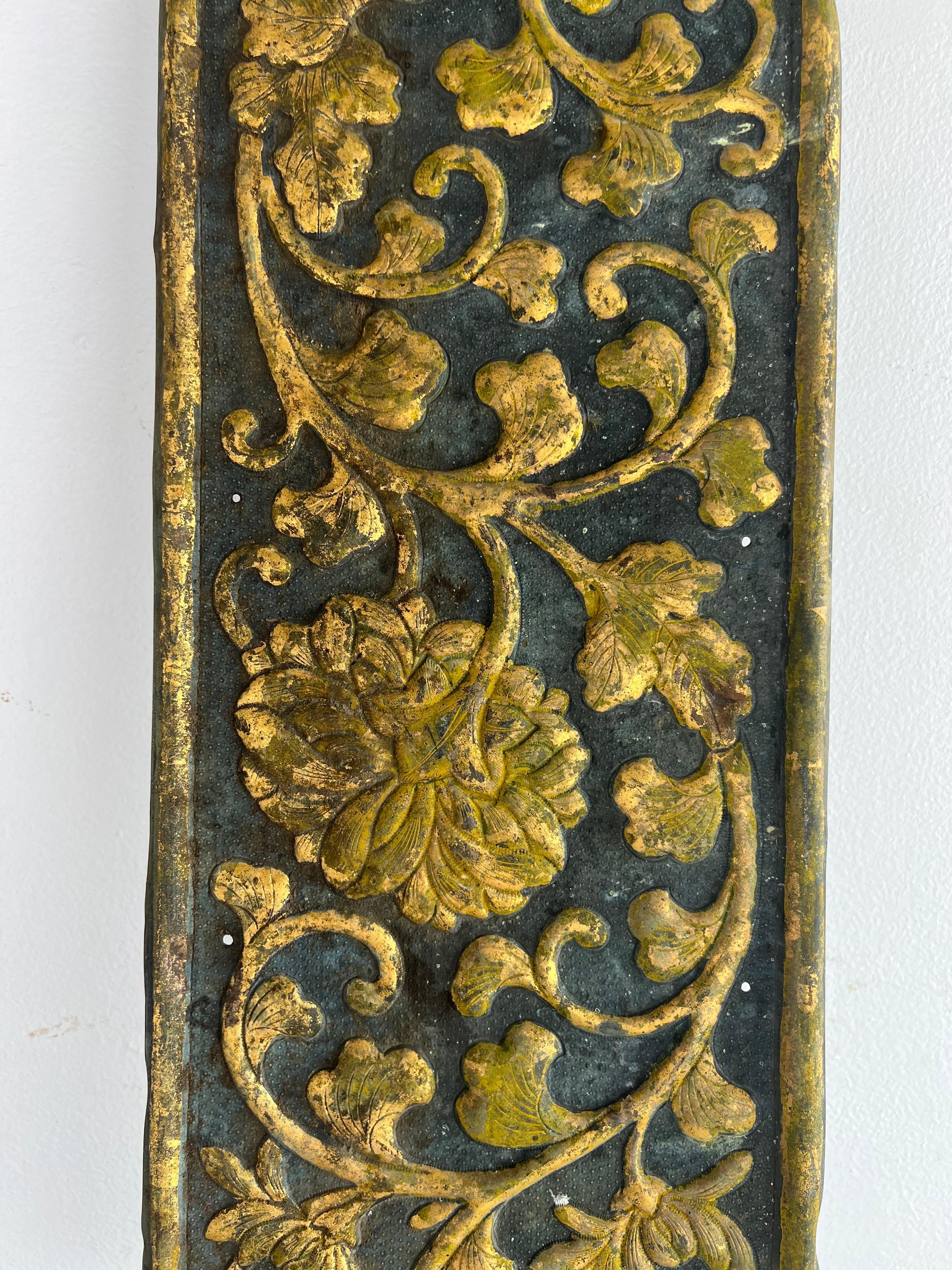 Baroque Fragment de métal peint et doré à la feuille du 19e siècle  en vente