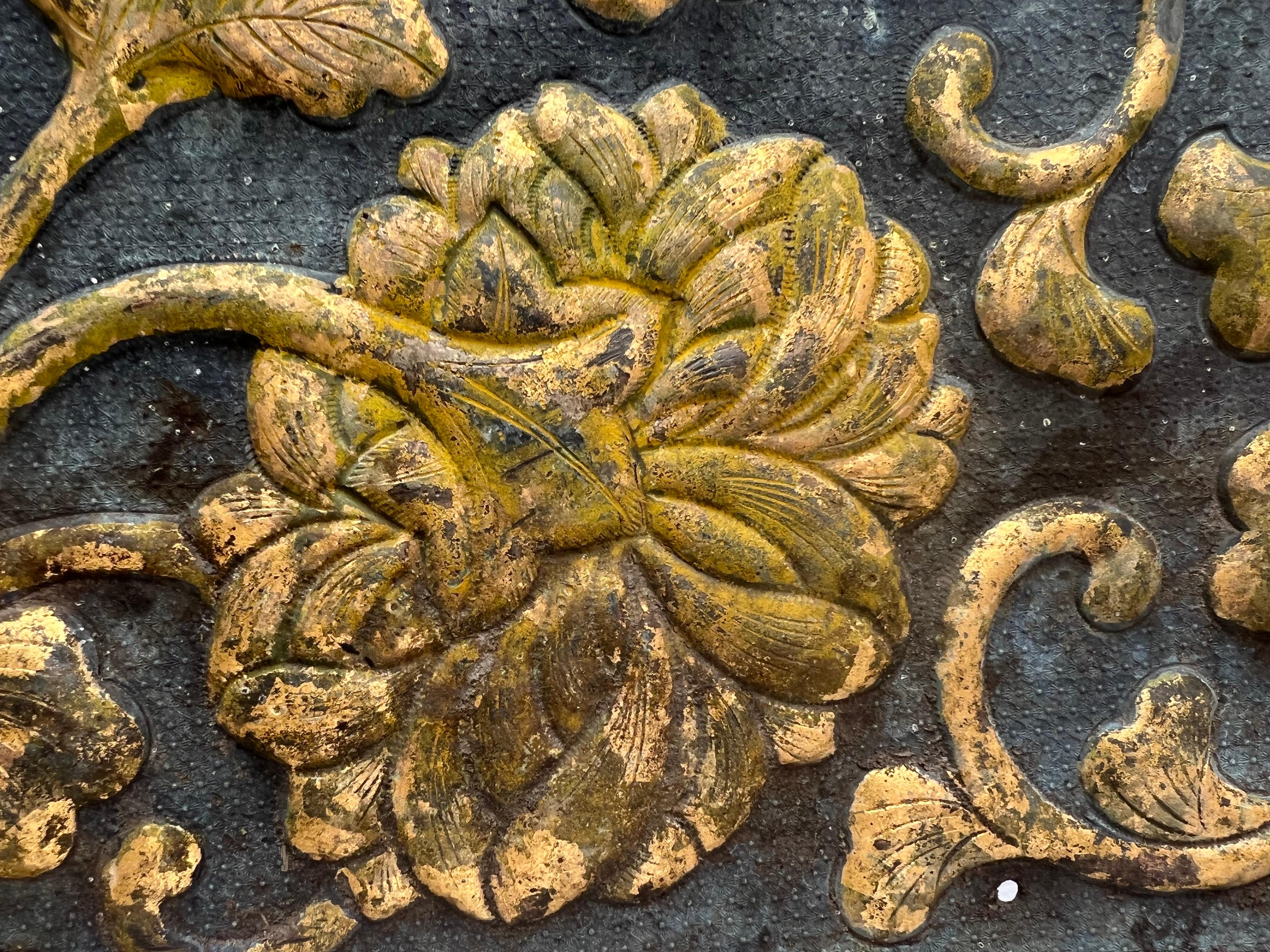 italien Fragment de métal peint et doré à la feuille du 19e siècle  en vente