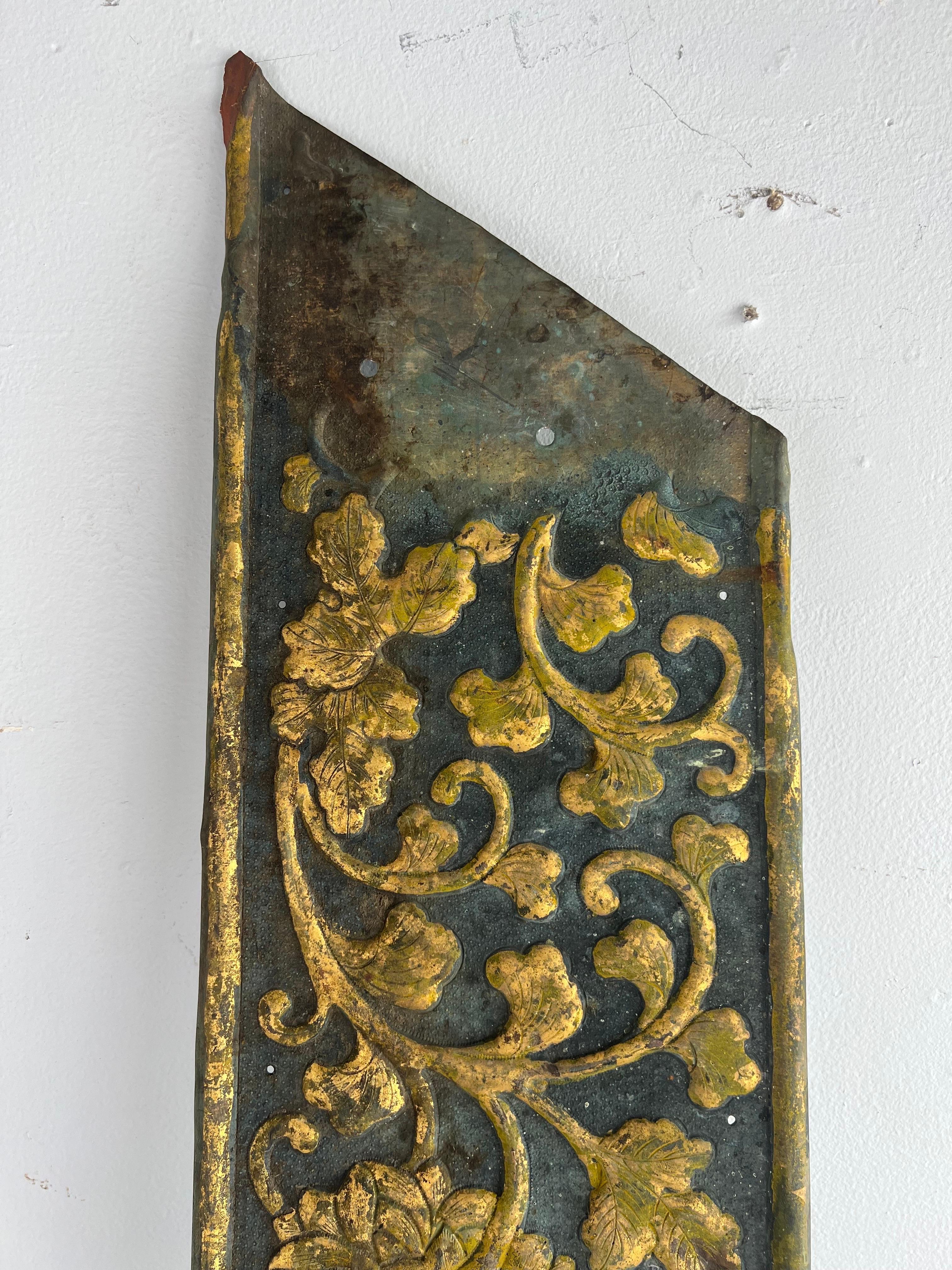 XIXe siècle Fragment de métal peint et doré à la feuille du 19e siècle  en vente