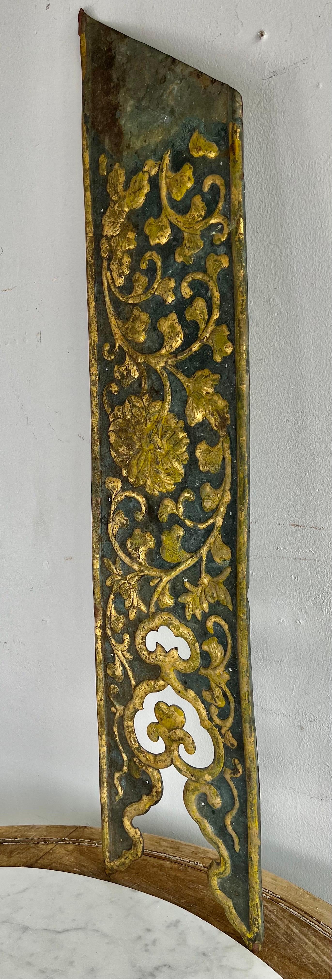 Métal Fragment de métal peint et doré à la feuille du 19e siècle  en vente