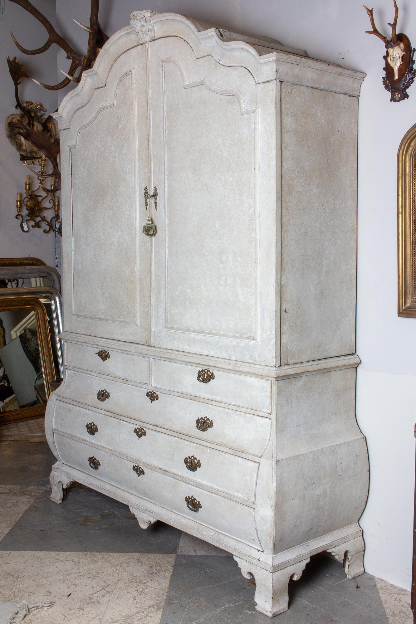 Large scale and solidly constructed dutch linen press with blue interior detail. Measures 8'4