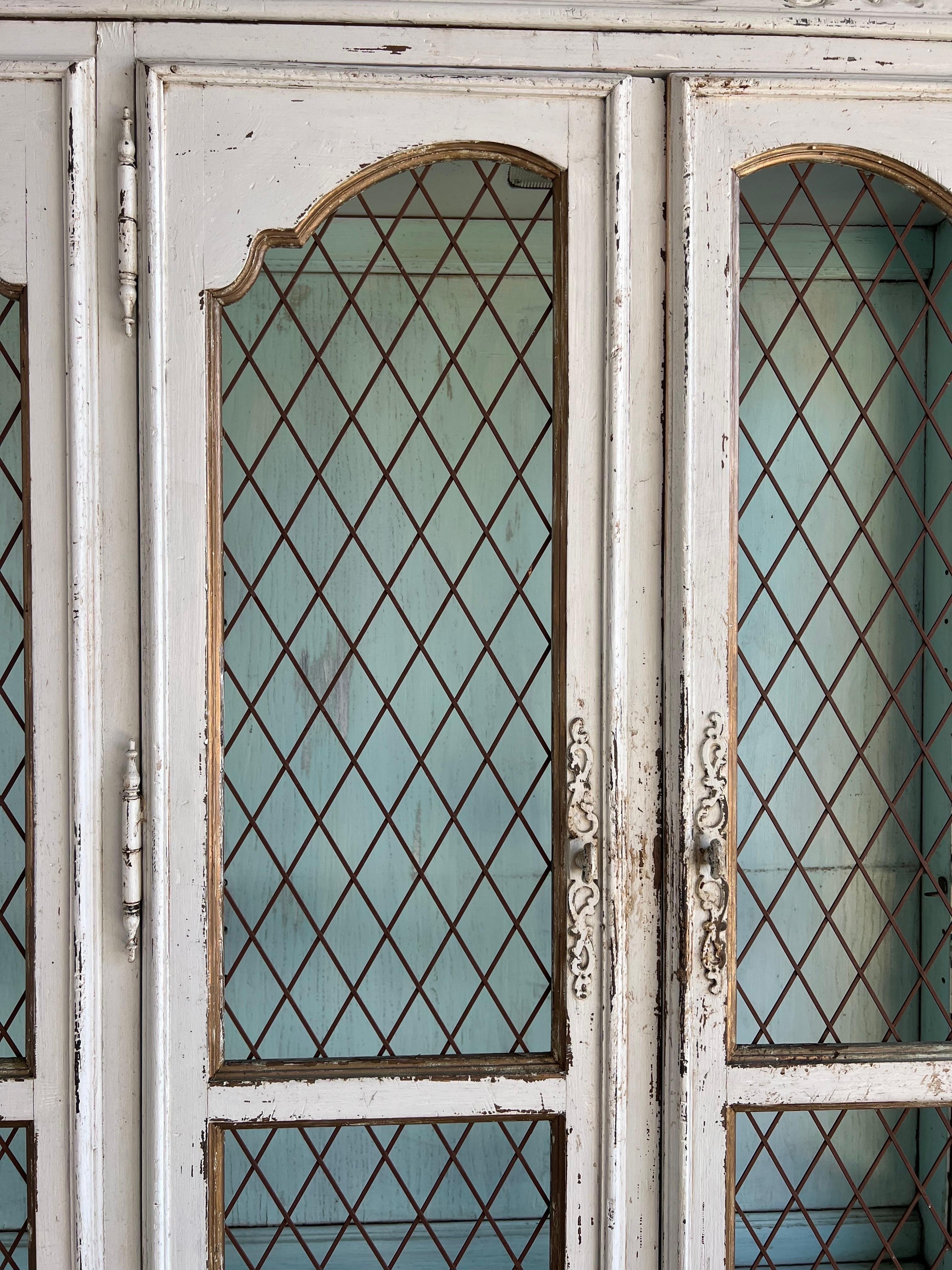 Gustavien A.I.C. C&W. peint avec portes en métal encastrées en vente