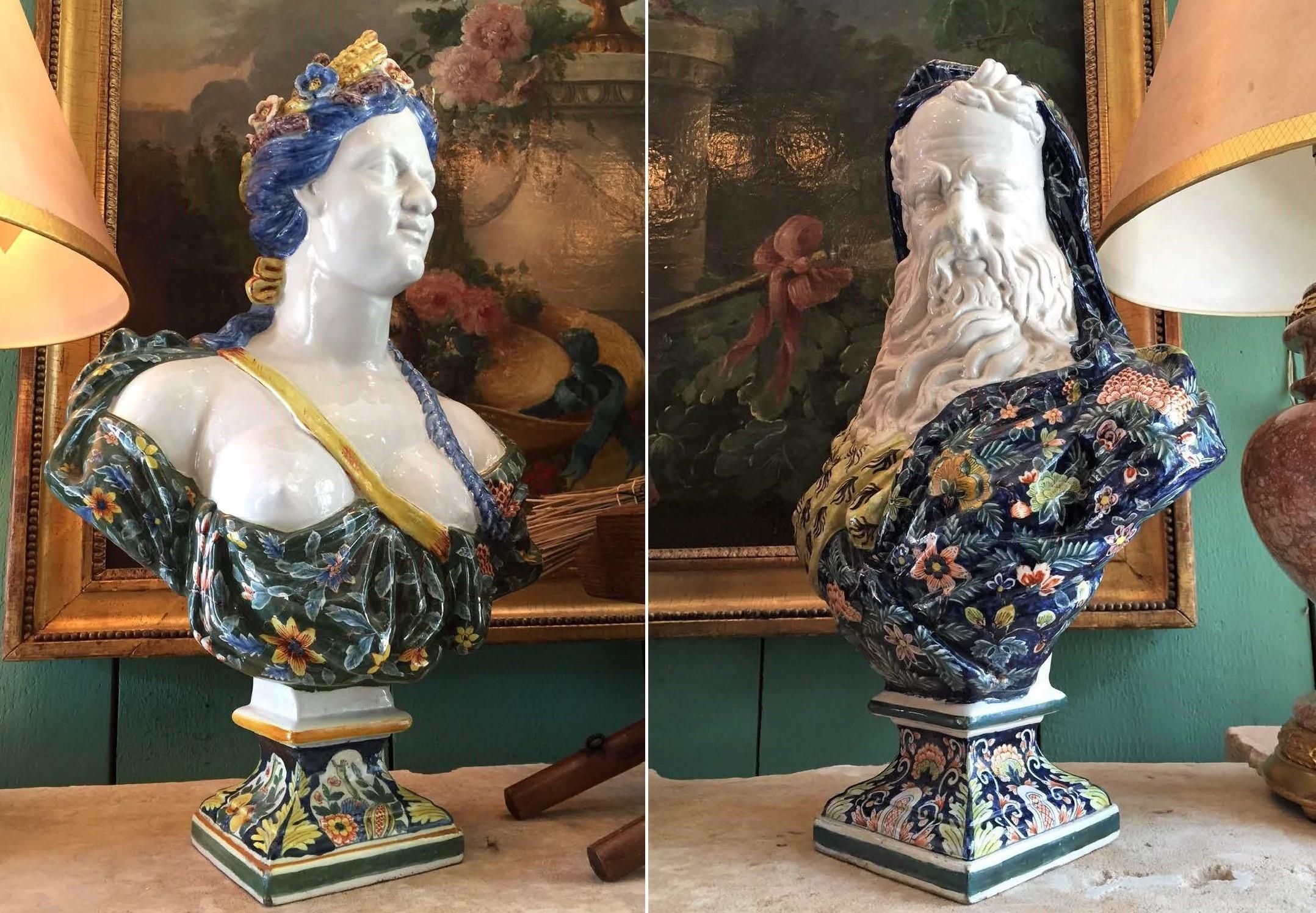19° C. Coppia Faience of Rouen Summer & Winter Garniture Bust Sculpture Statue LA ,Le due sculture sono state commissionate a metà o alla fine del XIX secolo, con buone proporzioni e colori vivaci. Altre copie sono più piccole e/o non hanno la