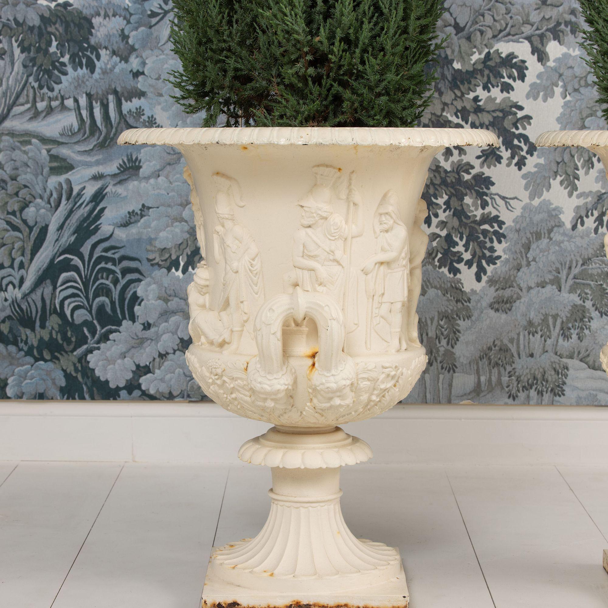 19e s. Paire d'urnes Medici ou Borghese en fonte anglaise peinte en vente 6