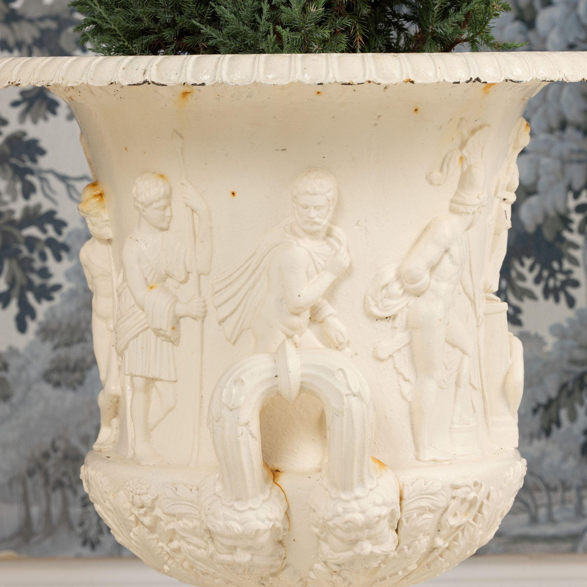 19e s. Paire d'urnes Medici ou Borghese en fonte anglaise peinte en vente 9