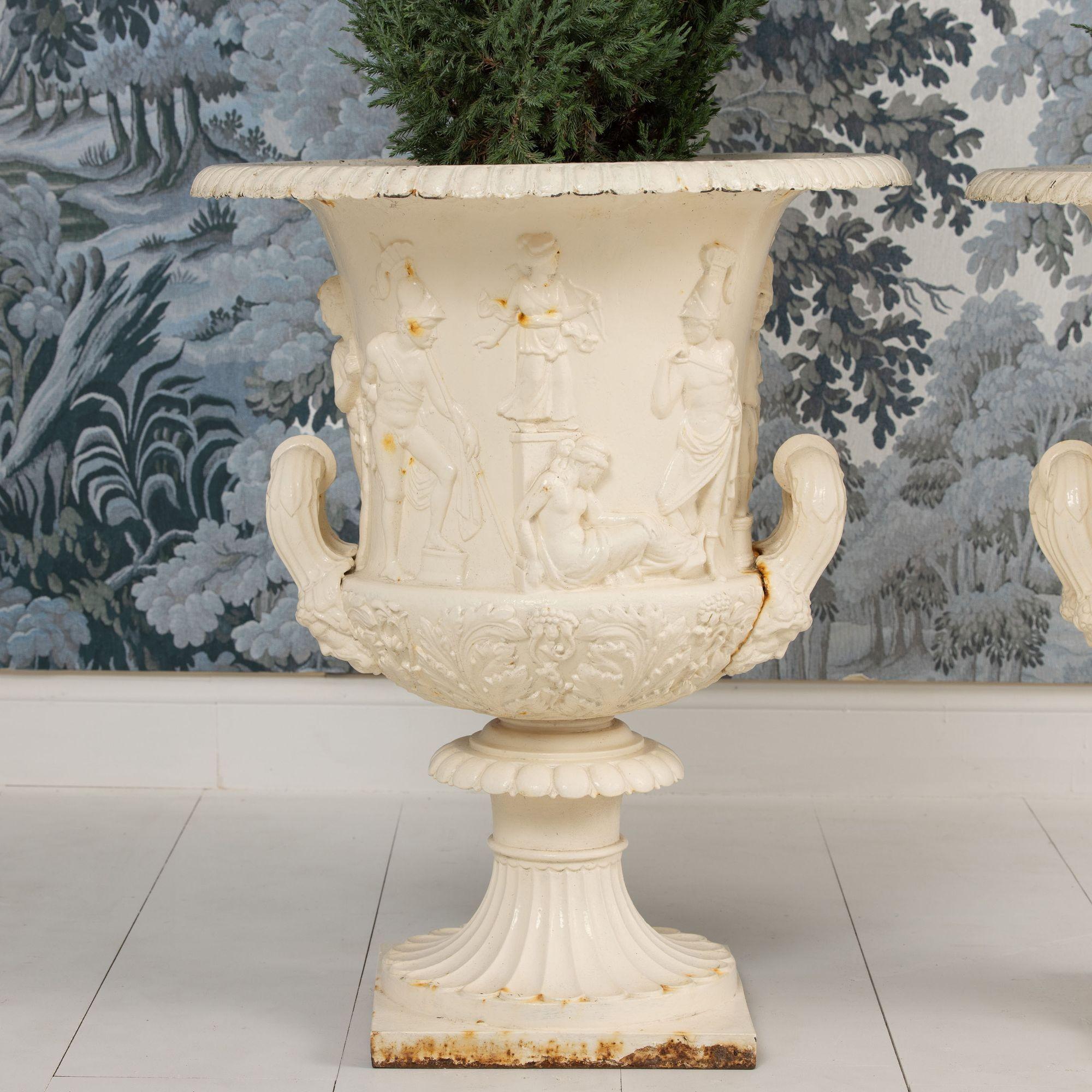 19e s. Paire d'urnes Medici ou Borghese en fonte anglaise peinte en vente 10