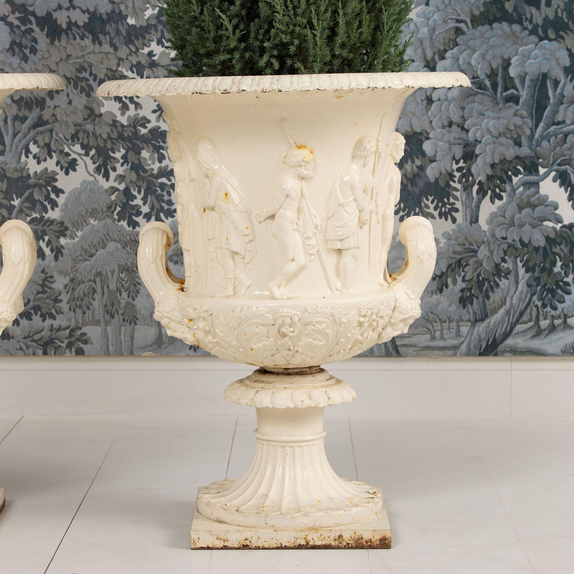 19e s. Paire d'urnes Medici ou Borghese en fonte anglaise peinte en vente 12