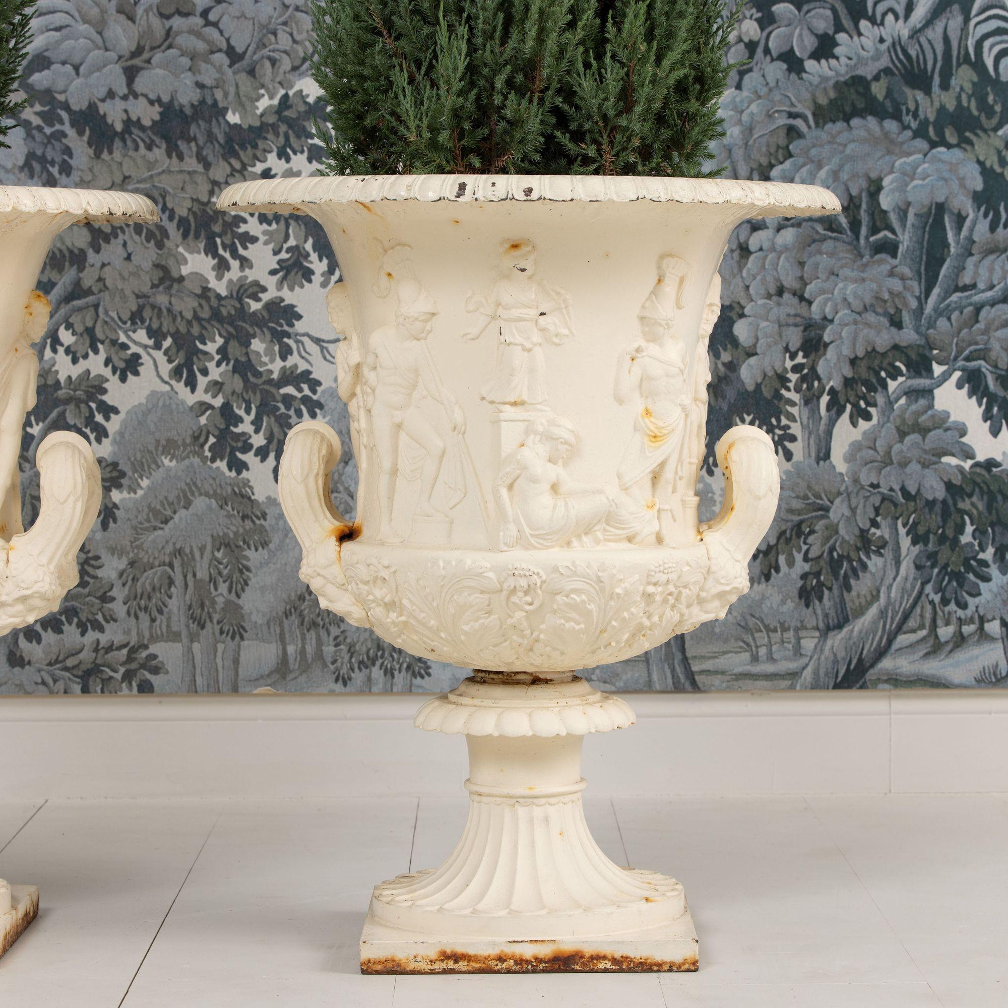Anglais 19e s. Paire d'urnes Medici ou Borghese en fonte anglaise peinte en vente