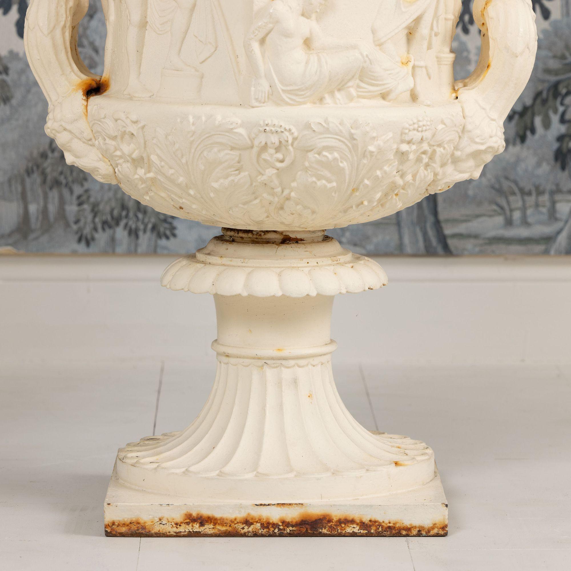 XIXe siècle 19e s. Paire d'urnes Medici ou Borghese en fonte anglaise peinte en vente