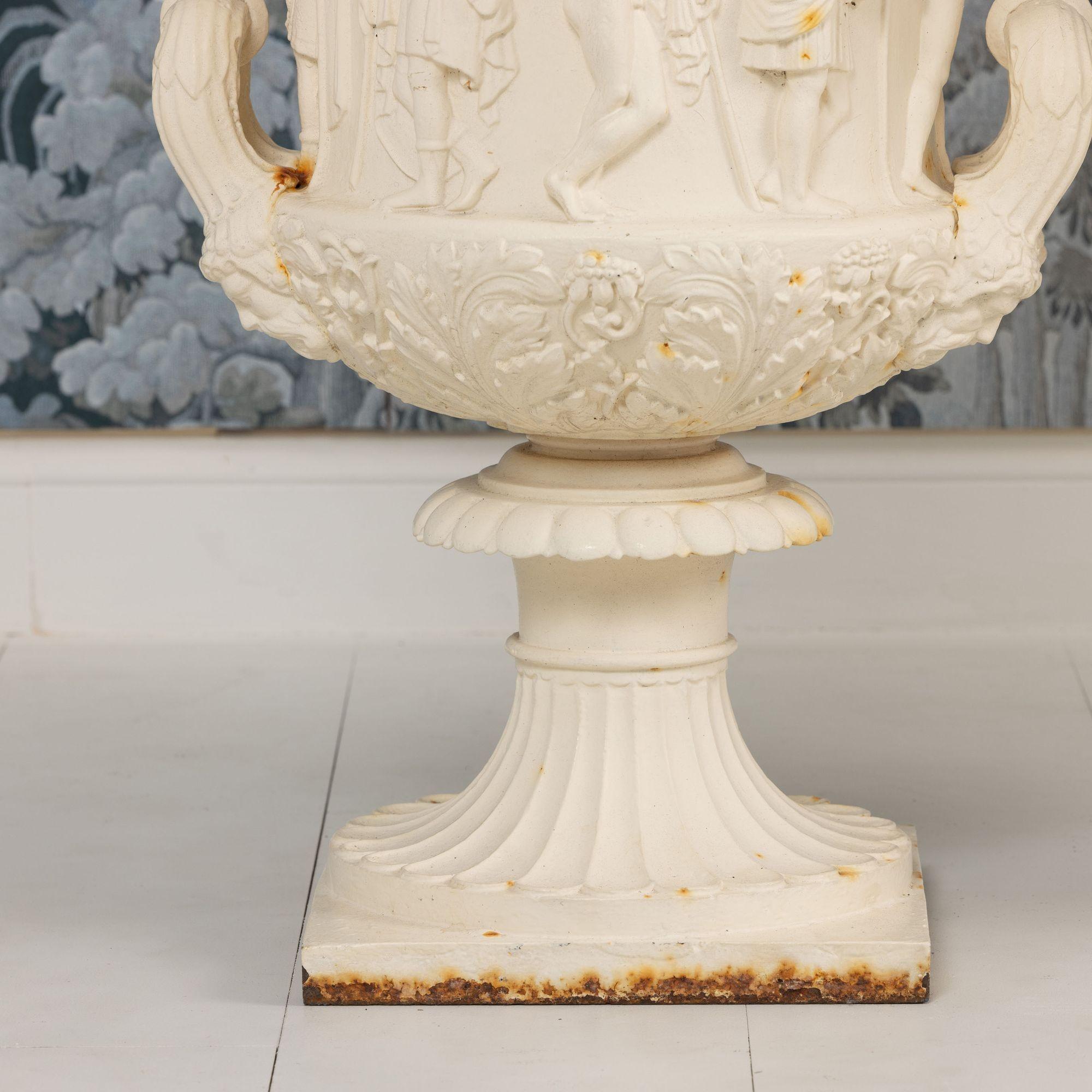 19e s. Paire d'urnes Medici ou Borghese en fonte anglaise peinte en vente 1