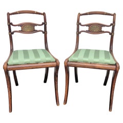 Paire de chaises d'appoint de style Régence anglaise du 19ème siècle en faux bois de rose incrusté de laiton