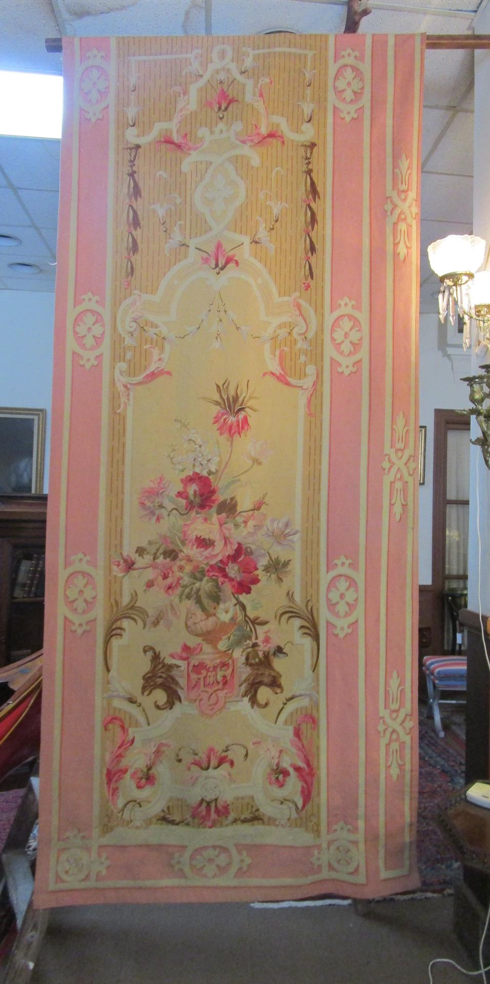 Ein schönes Paar Aubusson-Wandteppiche aus der Mitte des 19. Jahrhunderts, die zum Aufhängen zwischen Fenstern oder Türen gedacht waren und als Entre Fenetre-Paneele bekannt sind. Handgewoben aus Wolle mit Seide Highlights, diese goreous Paar zeigt