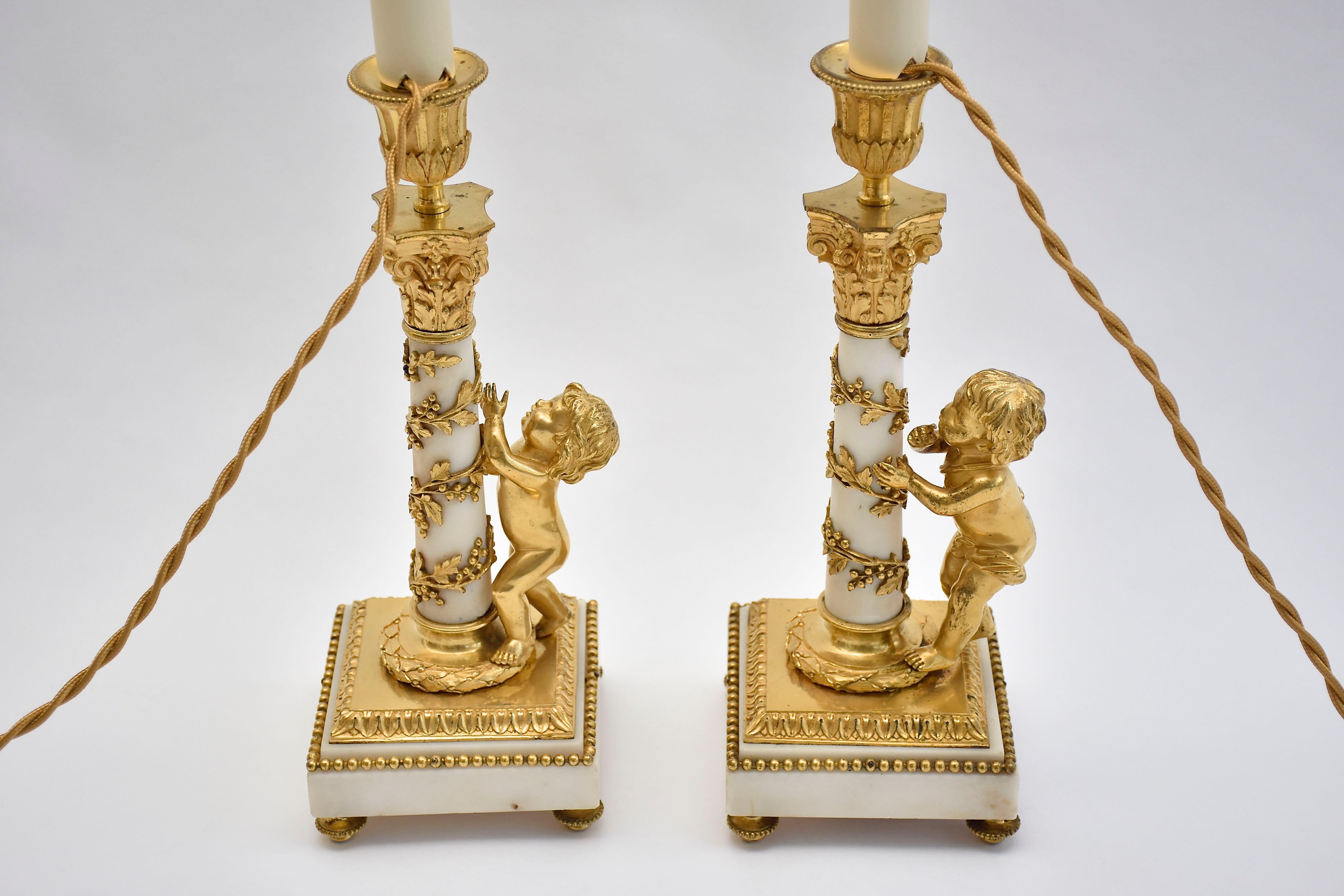 Pareja de candelabros franceses de bronce dorado y mármol del s. XIX al estilo de Luis en venta 2