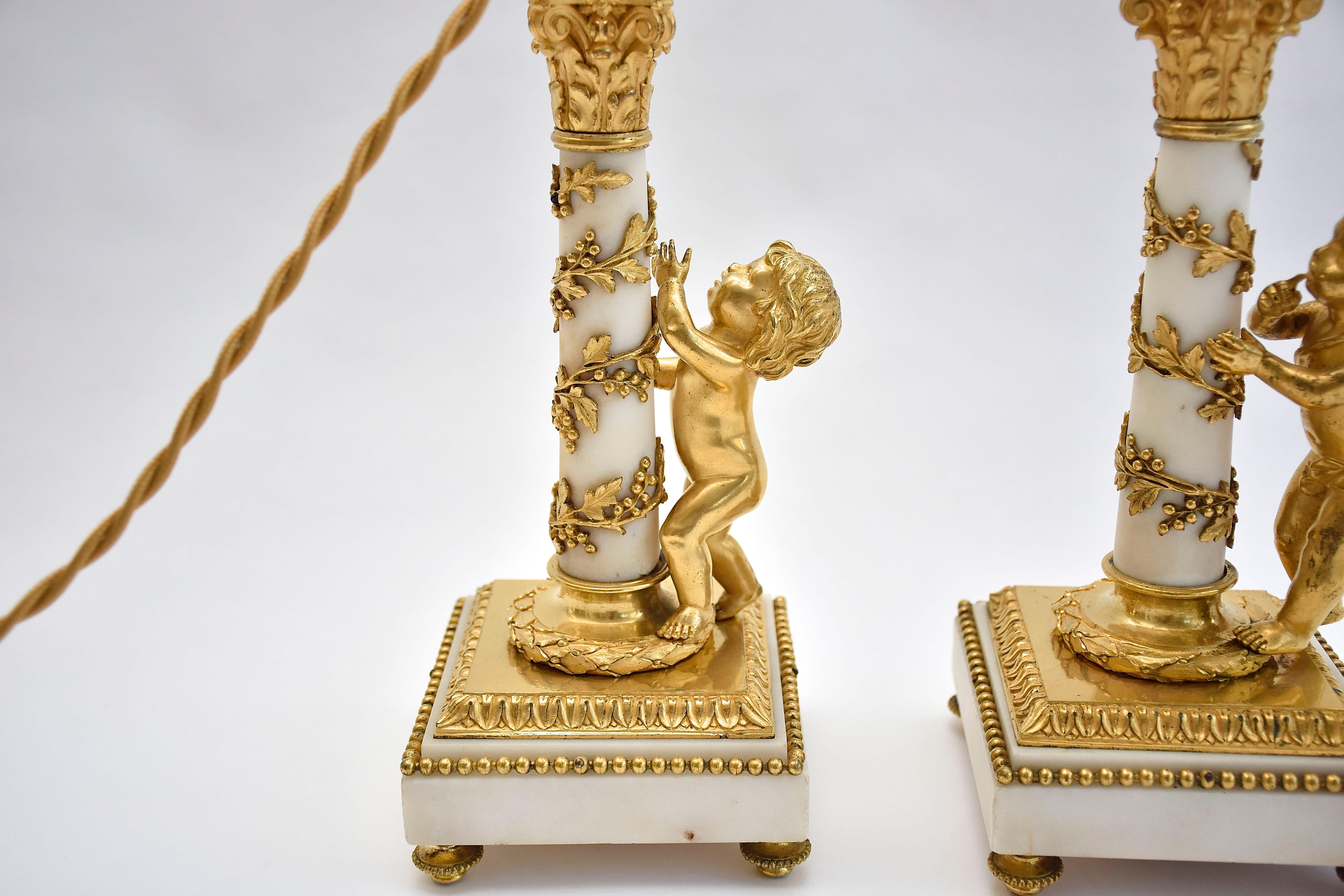 Pareja de candelabros franceses de bronce dorado y mármol del s. XIX al estilo de Luis en venta 3