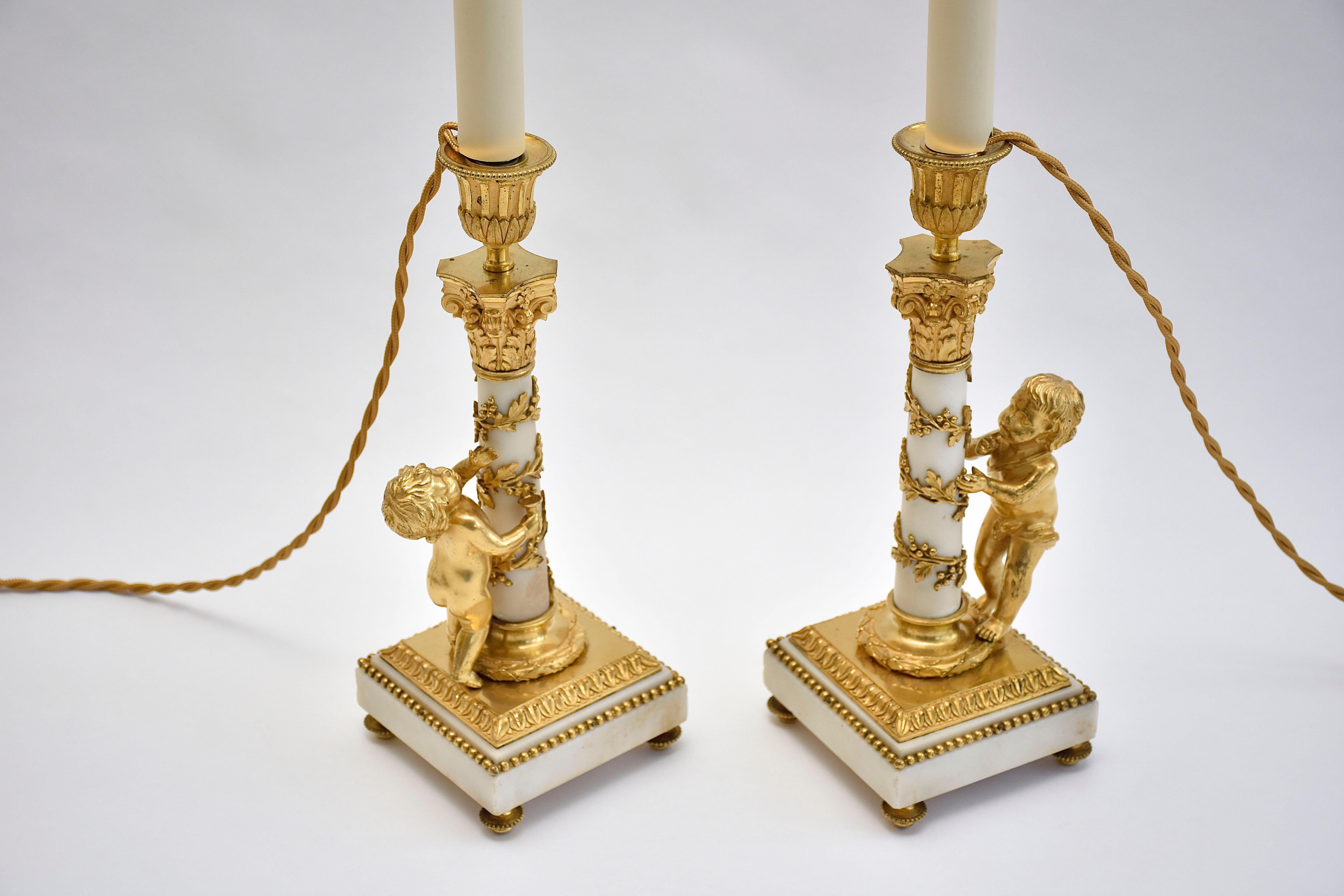 Pareja de candelabros franceses de bronce dorado y mármol del s. XIX al estilo de Luis en venta 4