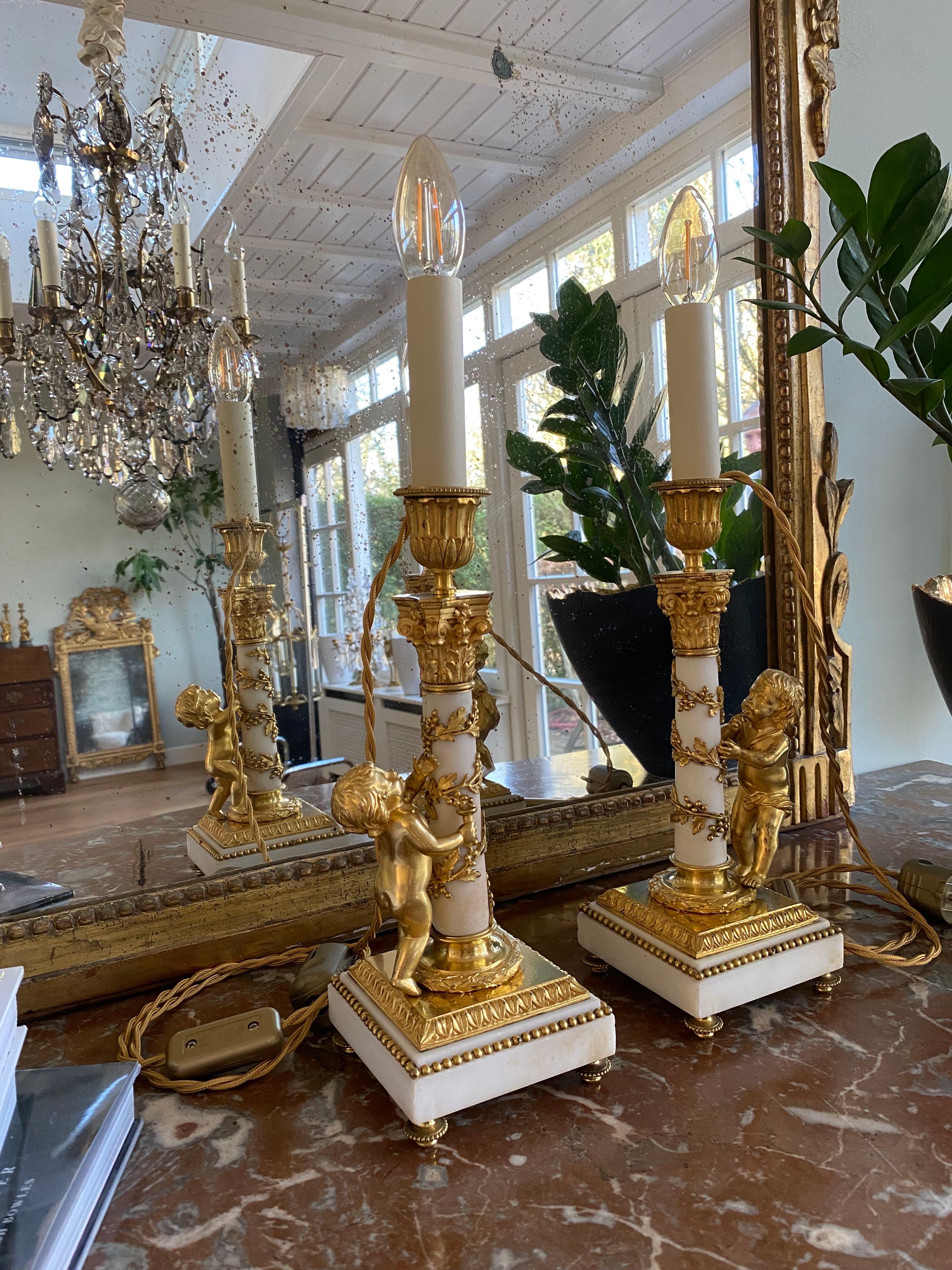 Pareja de candelabros franceses de bronce dorado y mármol del s. XIX al estilo de Luis en venta 5