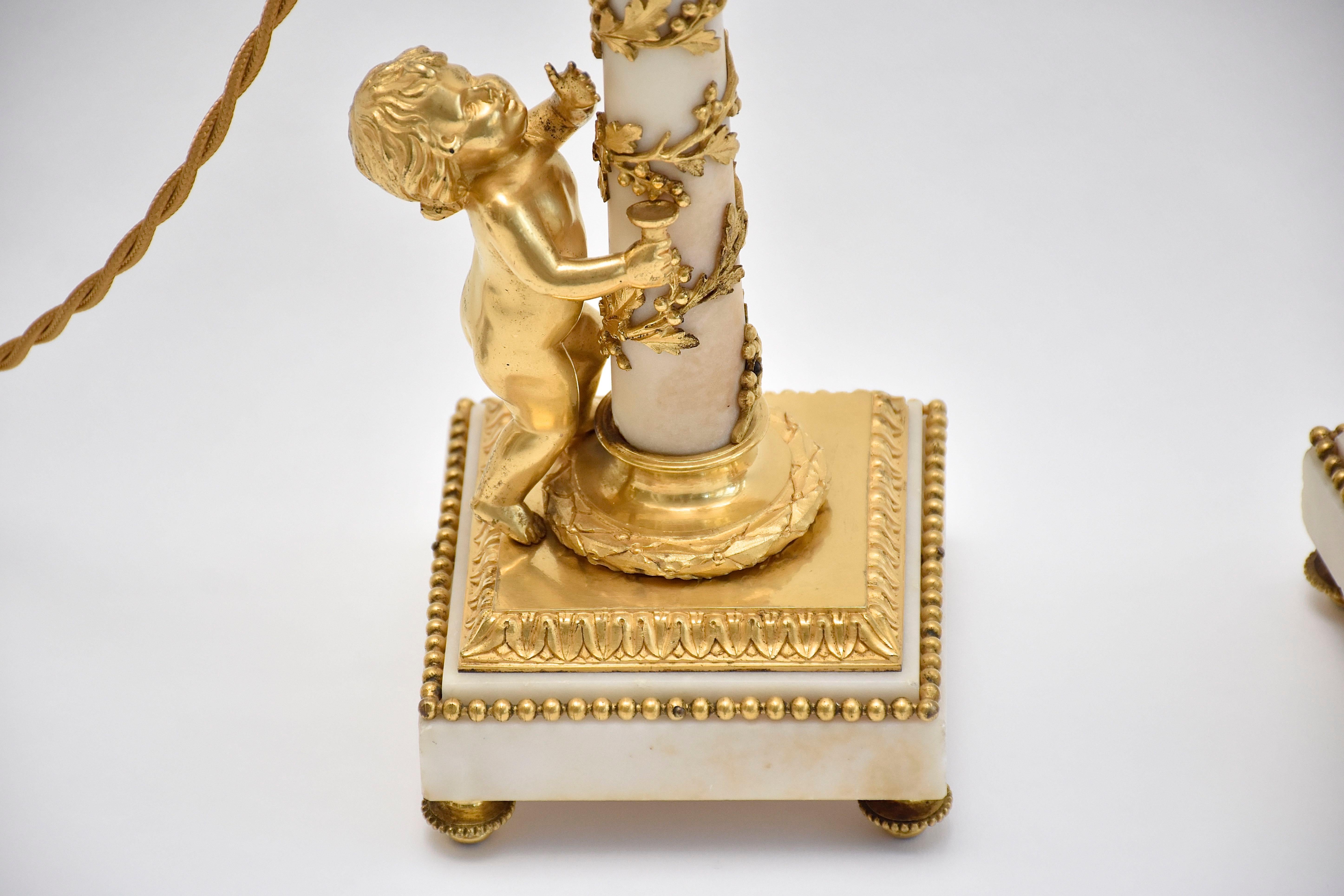 Pareja de candelabros franceses de bronce dorado y mármol del s. XIX al estilo de Luis Luis XVI en venta