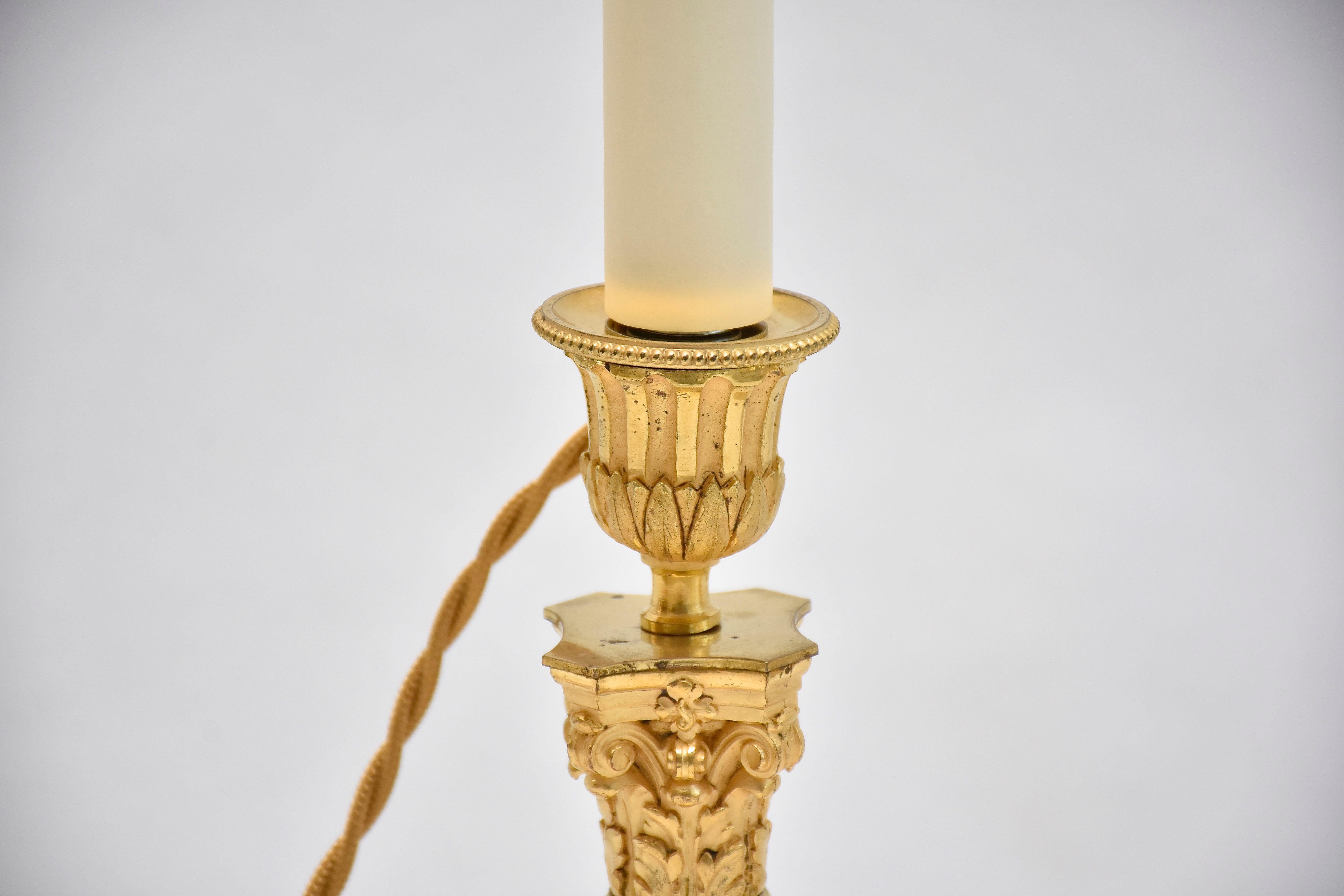 Pareja de candelabros franceses de bronce dorado y mármol del s. XIX al estilo de Luis Francés en venta