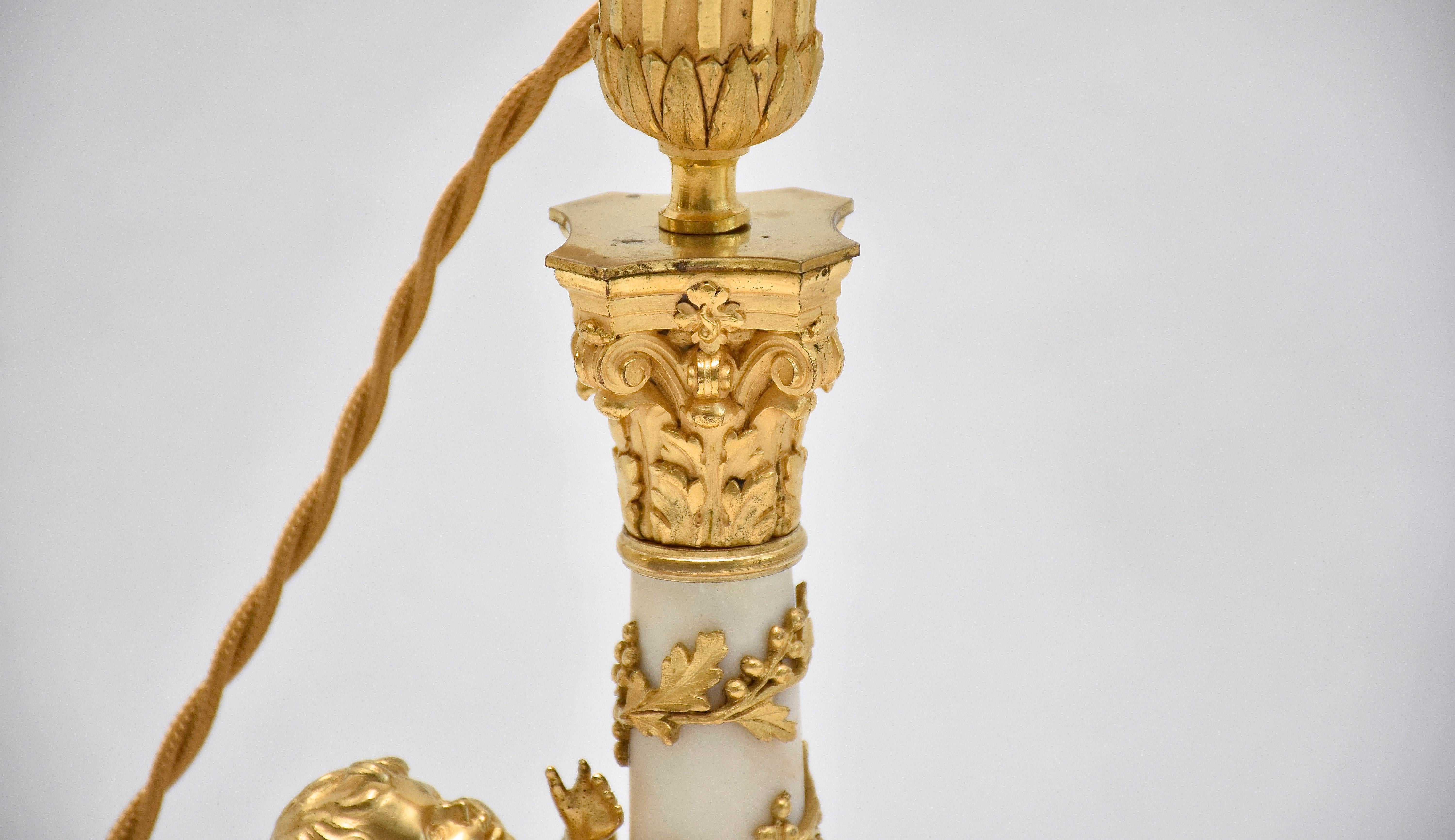 Pareja de candelabros franceses de bronce dorado y mármol del s. XIX al estilo de Luis Dorado en venta