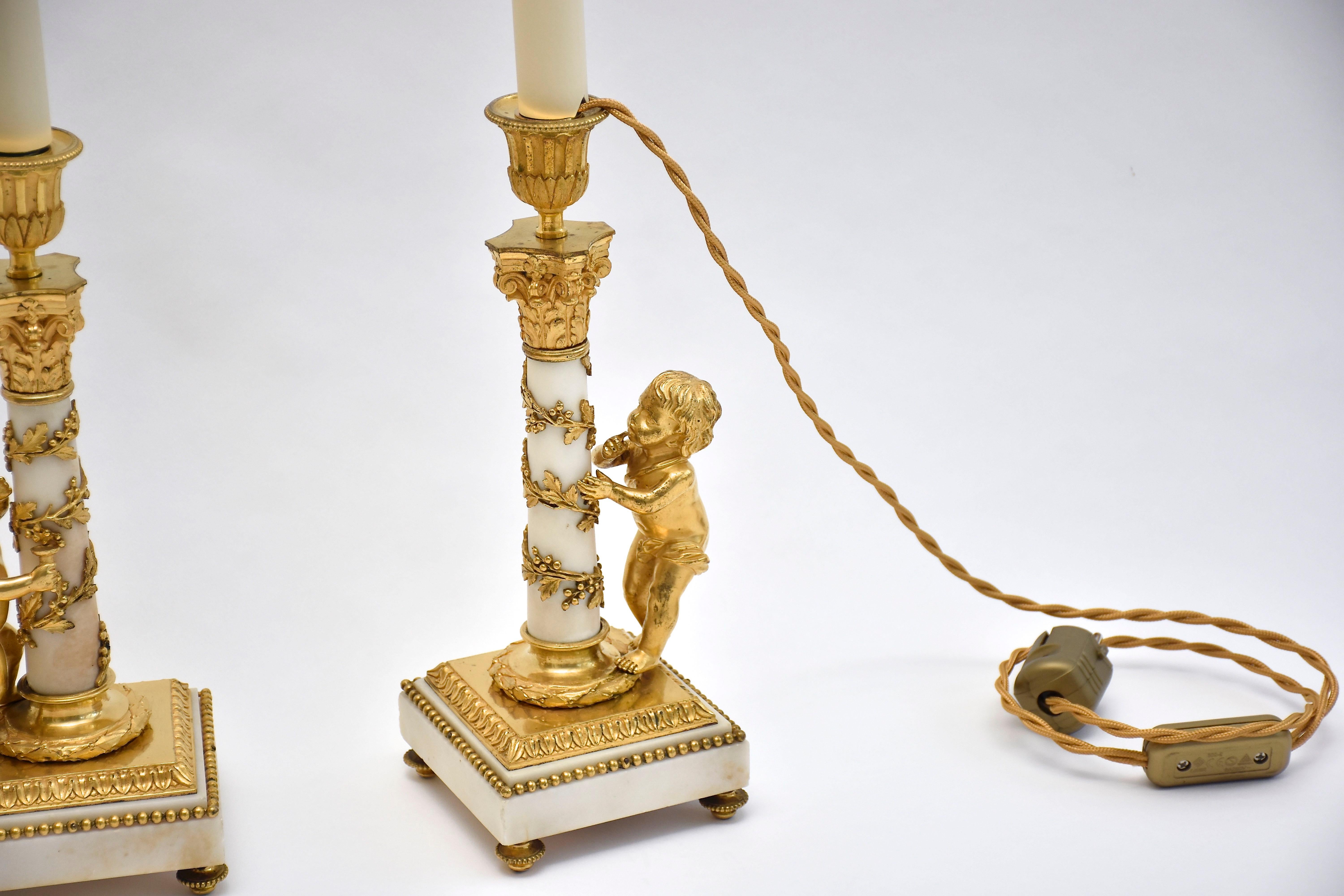Pareja de candelabros franceses de bronce dorado y mármol del s. XIX al estilo de Luis en Bueno estado para la venta en SON EN BREUGEL, NL