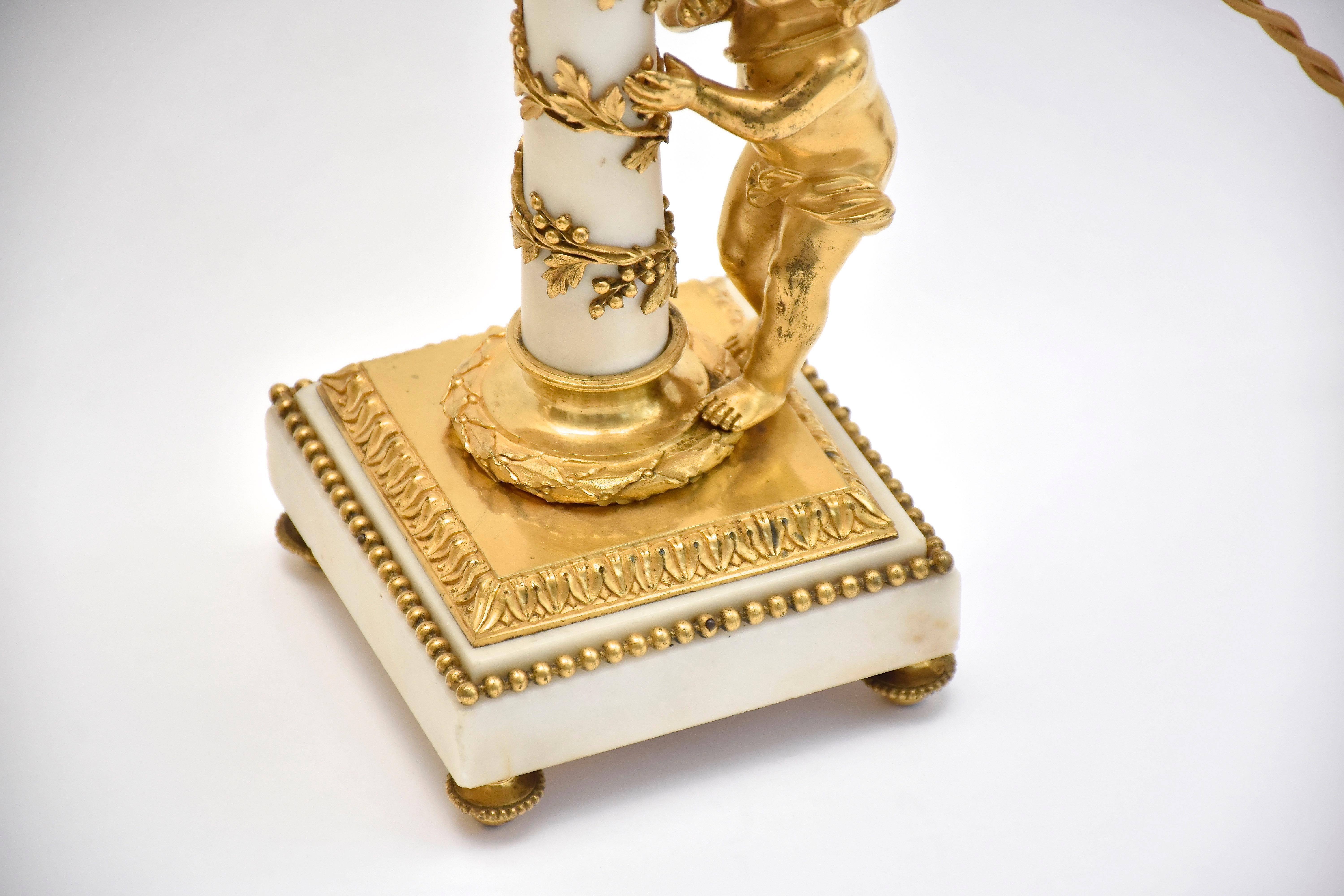 Pareja de candelabros franceses de bronce dorado y mármol del s. XIX al estilo de Luis siglo XIX en venta