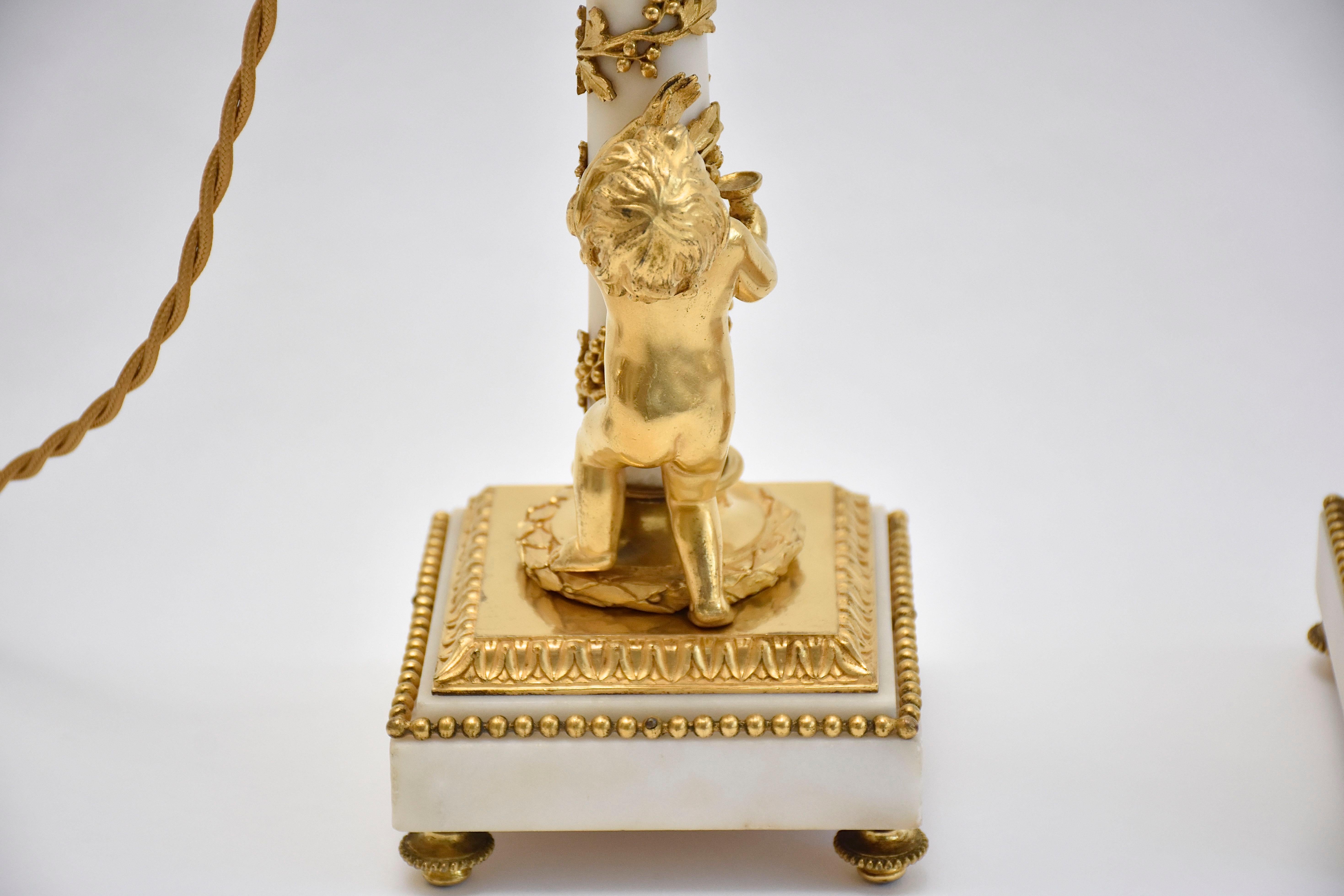 Pareja de candelabros franceses de bronce dorado y mármol del s. XIX al estilo de Luis Bronce en venta