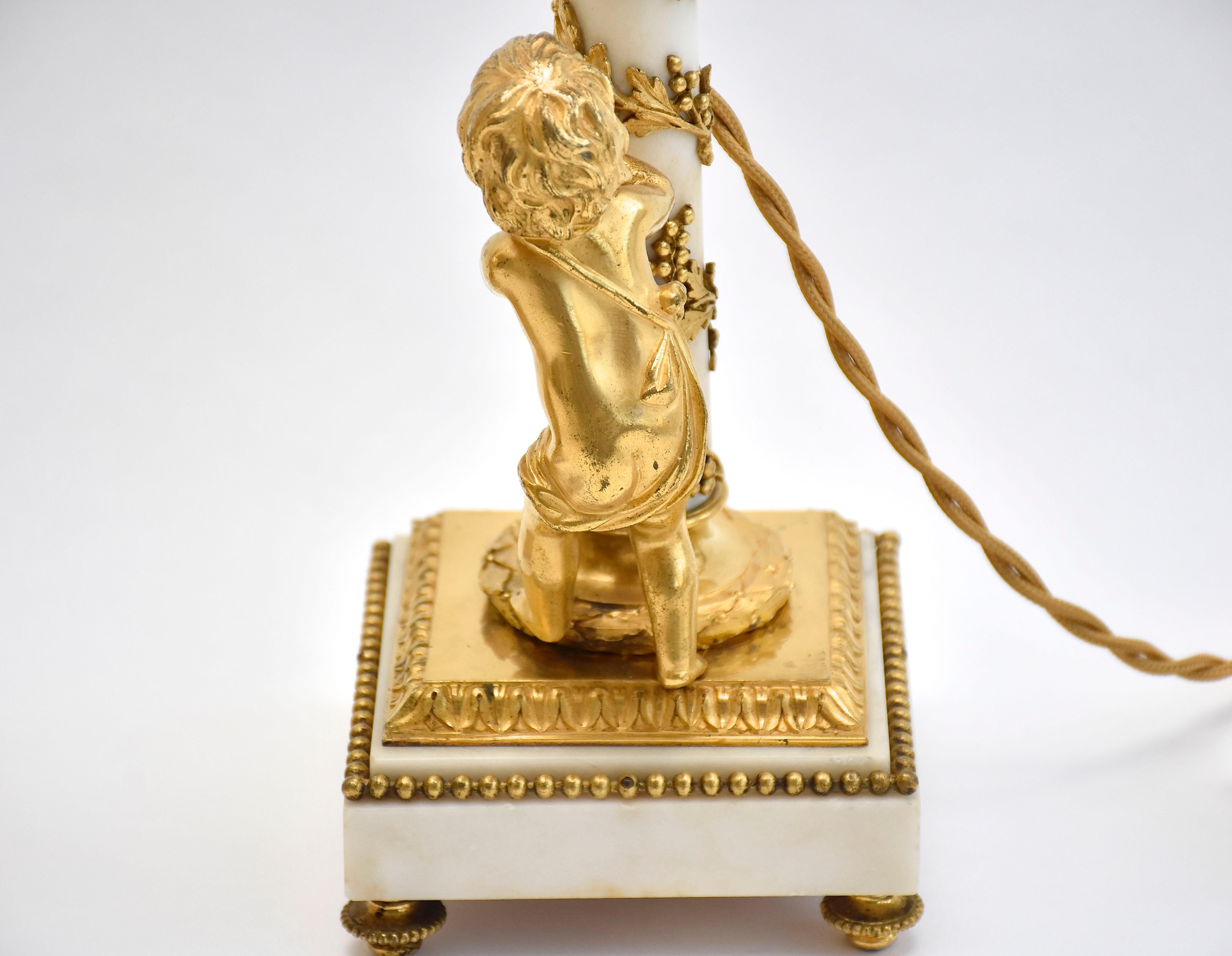 Pareja de candelabros franceses de bronce dorado y mármol del s. XIX al estilo de Luis en venta 1