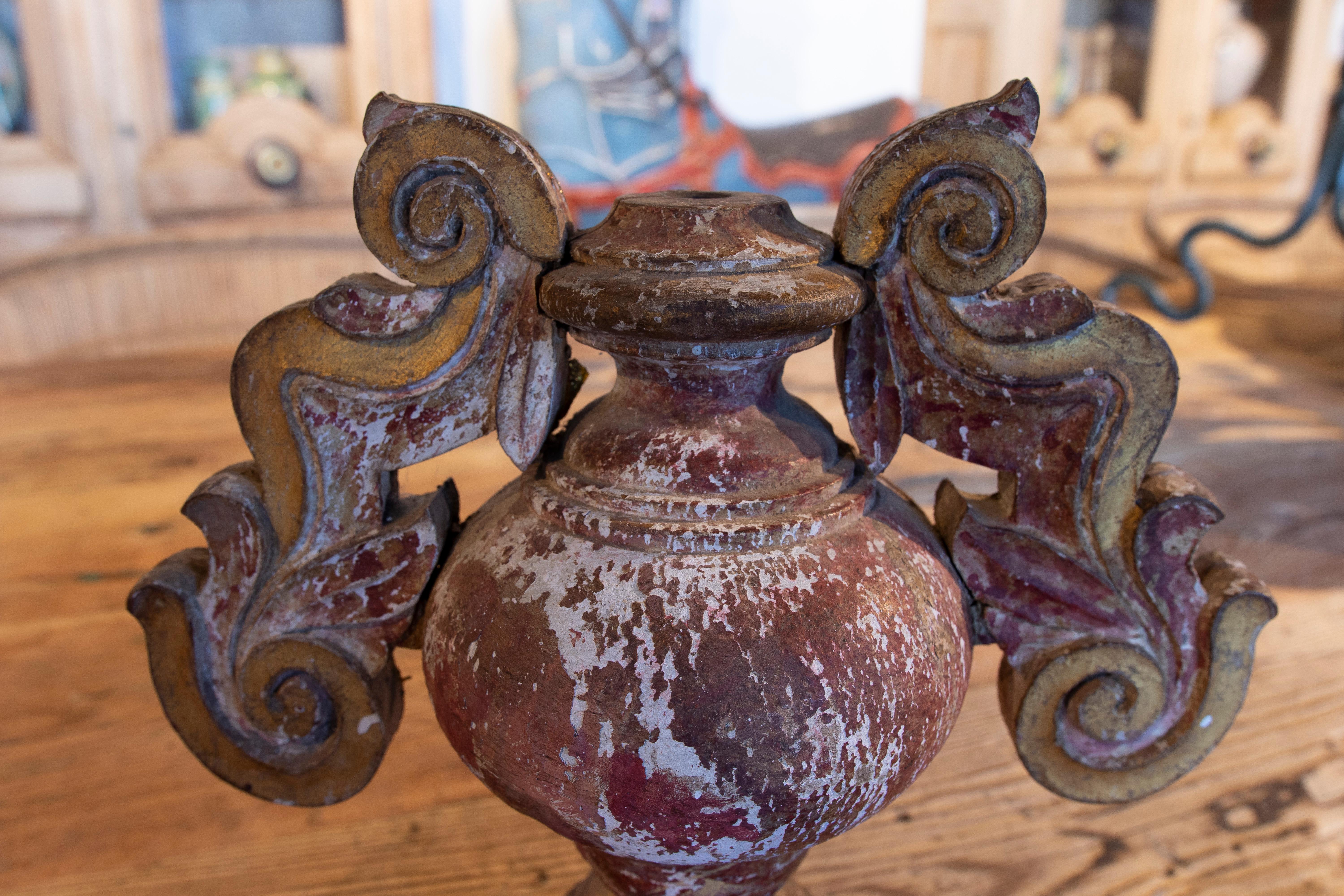 19th C Pair of Hand Painted Wooden Finials in the Shape of a Vase with Handles In Good Condition For Sale In Marbella, ES