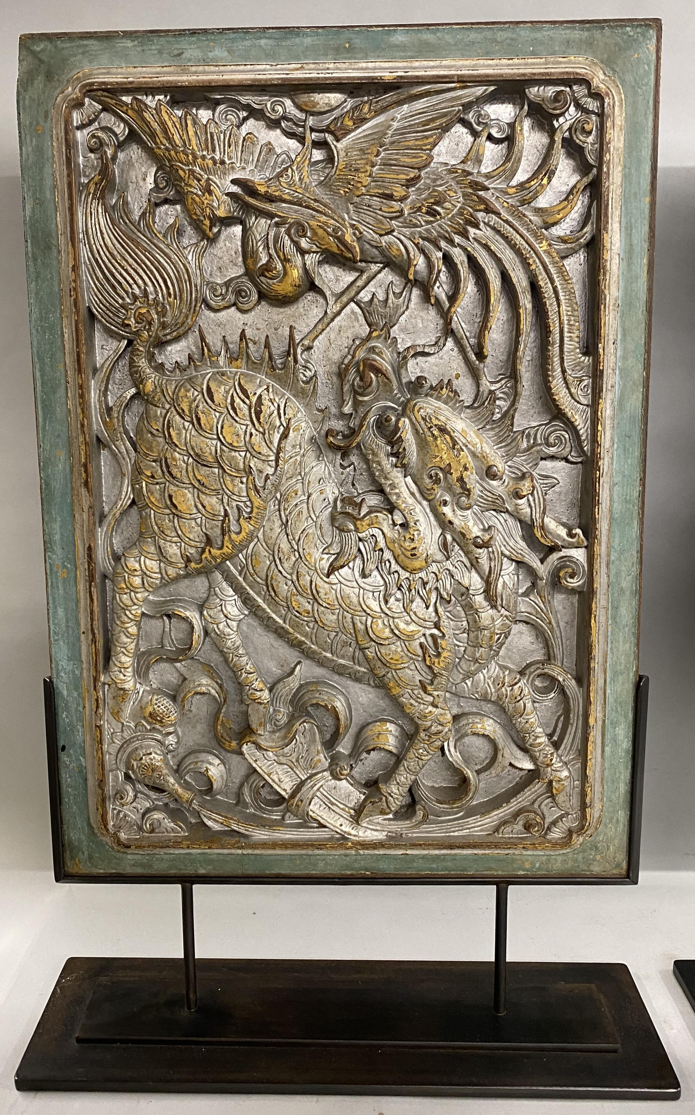 Ein wundervolles Paar javanischer, stark geschnitzter, doppelseitiger polychromer Holztafeln mit einem Kirin und einem Phönix, wahrscheinlich aus Cirebon, Indonesien - einer Stadt, die ein Mosaik aus sundanesischen, javanischen und chinesischen