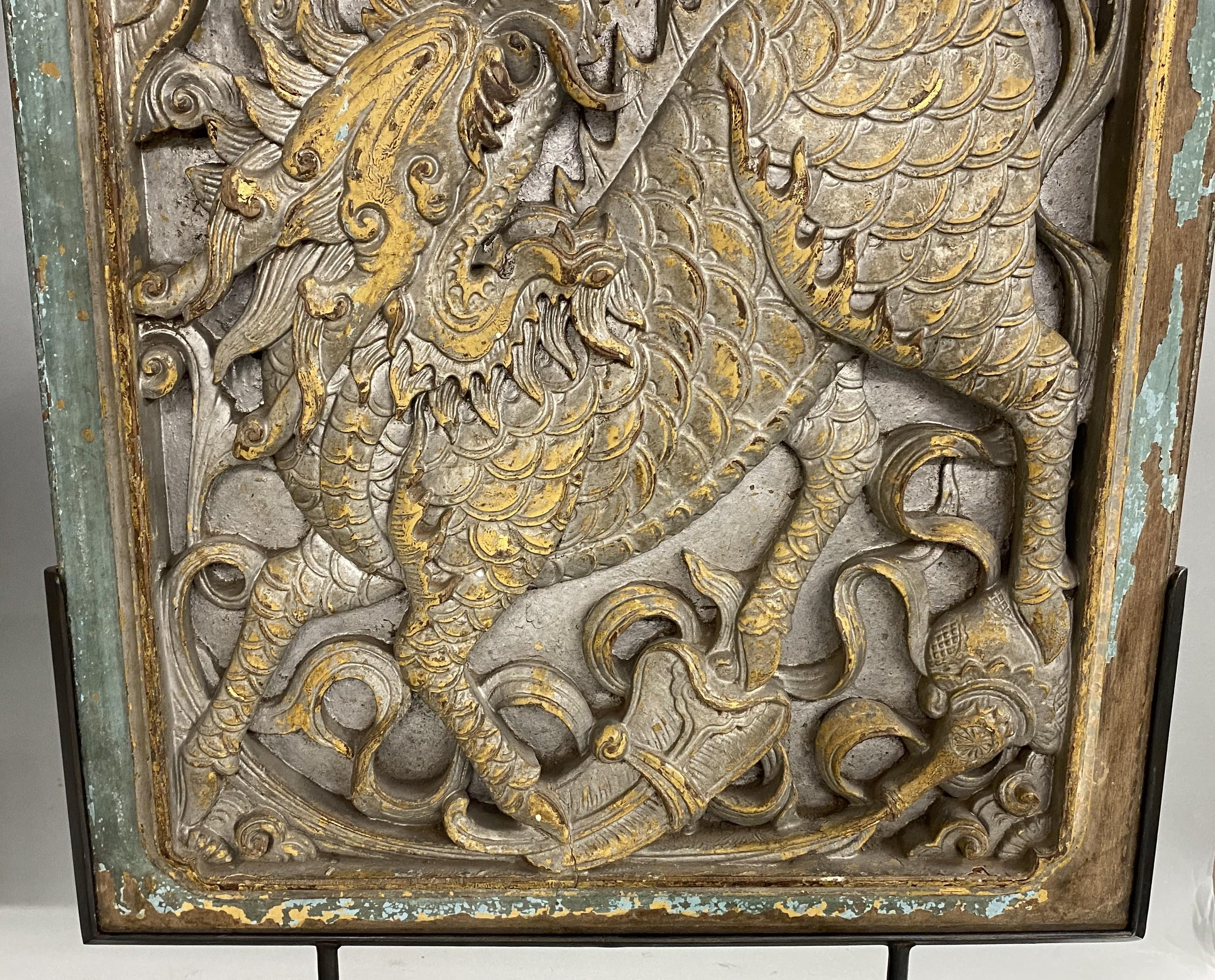 19. Jh. Paar doppelseitige geschnitzte javanische Tafeln mit Kirin und Phönix (Metall) im Angebot