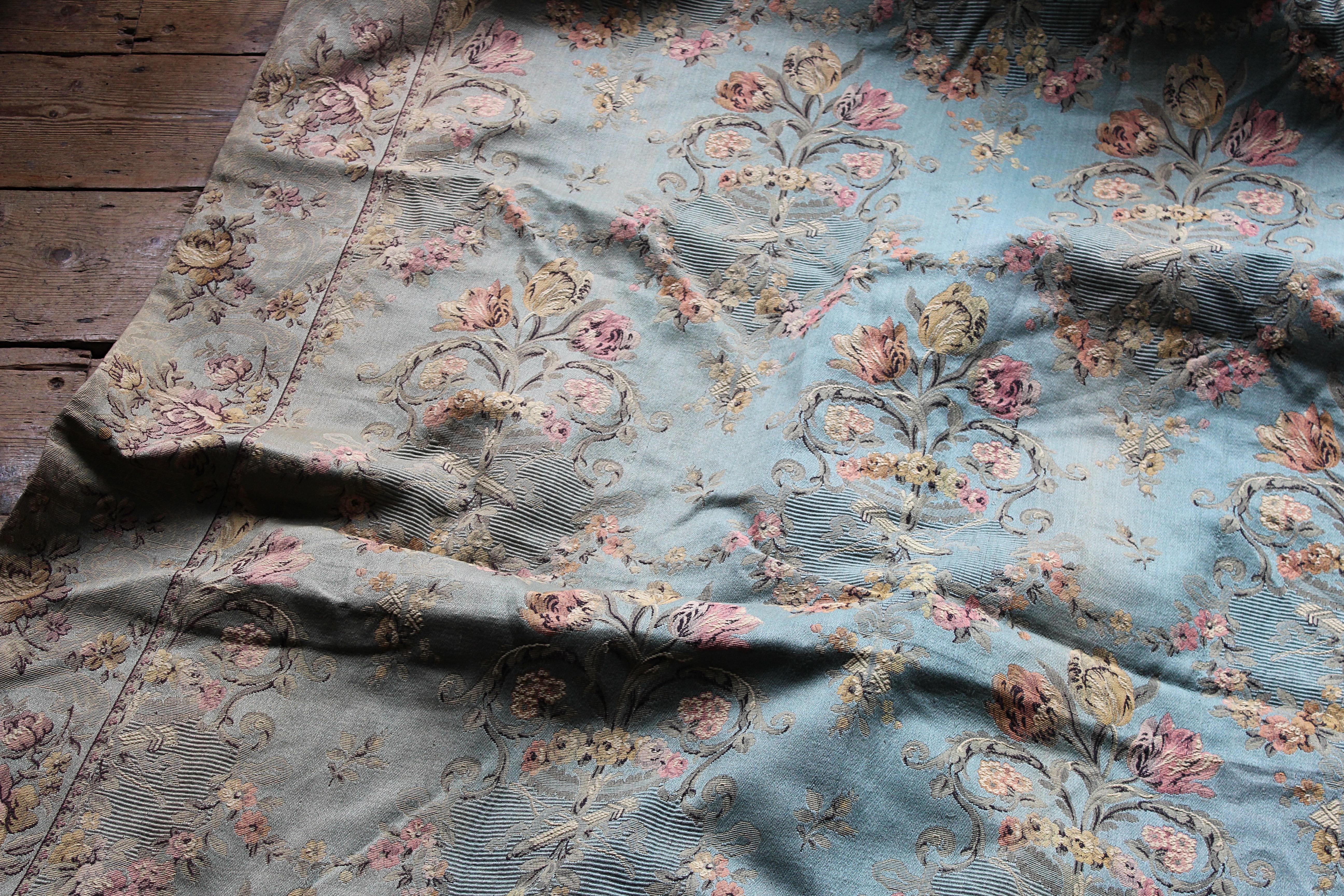 Ein wunderschönes und großes Paar Gobelinvorhänge aus dem 19. Jahrhundert, mit nebelblauem Grund, verziert mit gedämpften Rosatönen und grünen Tulpen und Insignien Ludwigs XVI.

Schön verblasst von der Zeit, mit einem goldenen Stoff gefüttert, mit