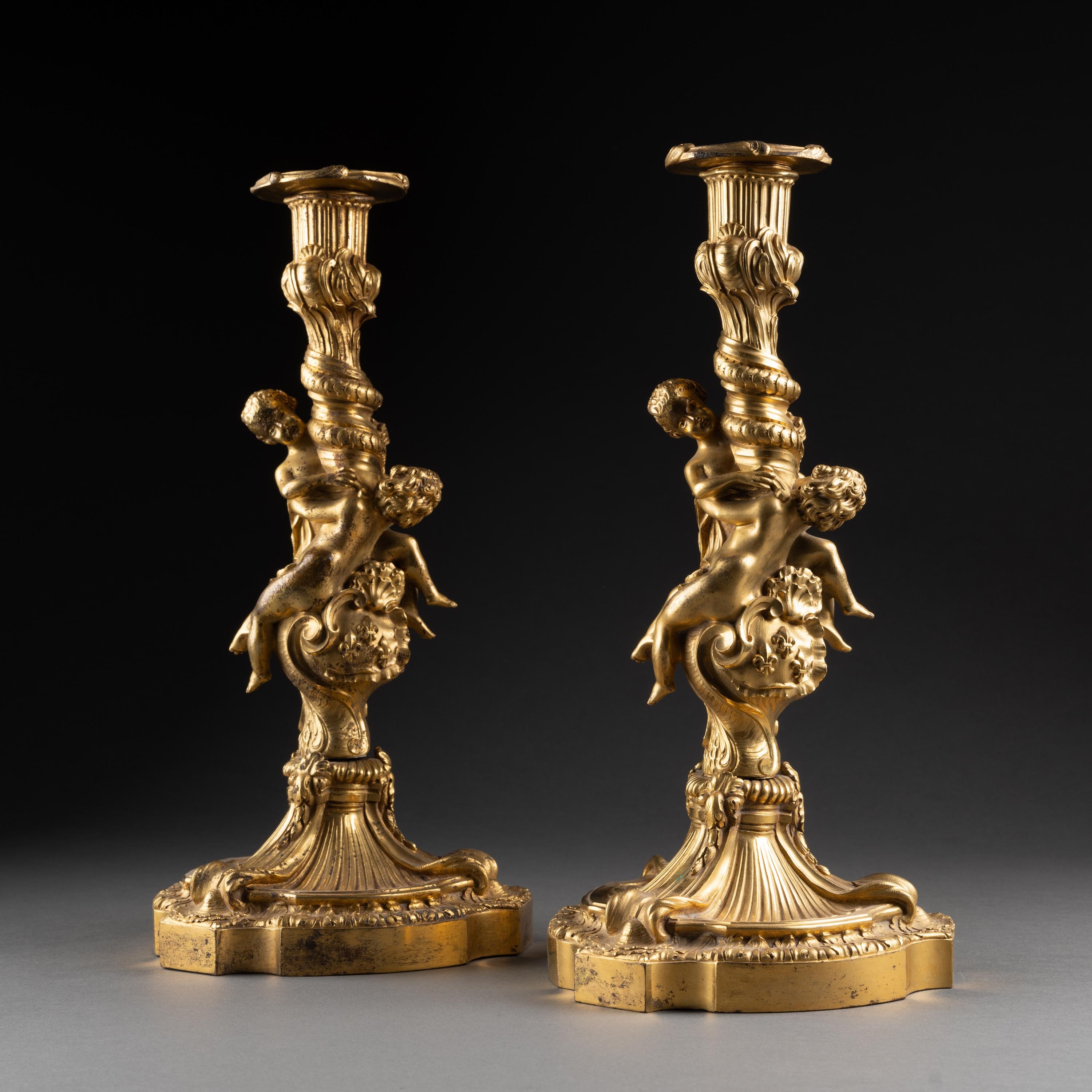 Coppia di candelieri in bronzo dorato Luigi XV del XIX secolo con stemma reale francese in vendita 6
