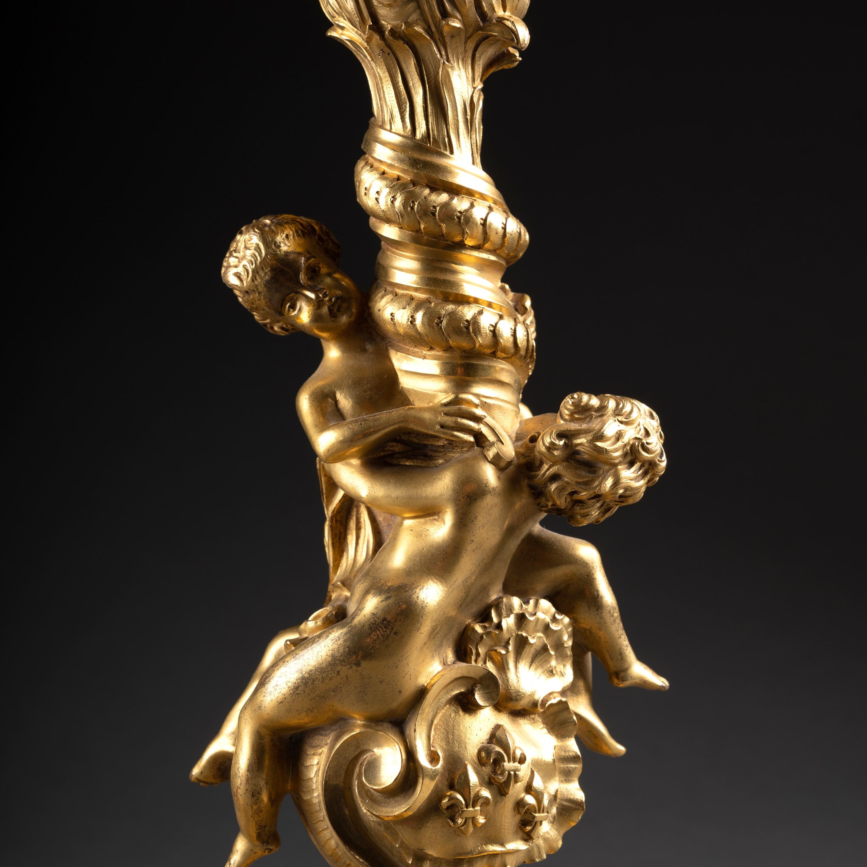 Ein fein ziseliertes Paar französischer figuraler Kerzenleuchter aus vergoldeter Bronze im Stil von Juste-Aurèle Meissonier, dem berühmten französischen Designer des 18. Jahrhunderts.
Höhe 12,40 Zoll

Die Kerzenhalter haben einen reich ziselierten