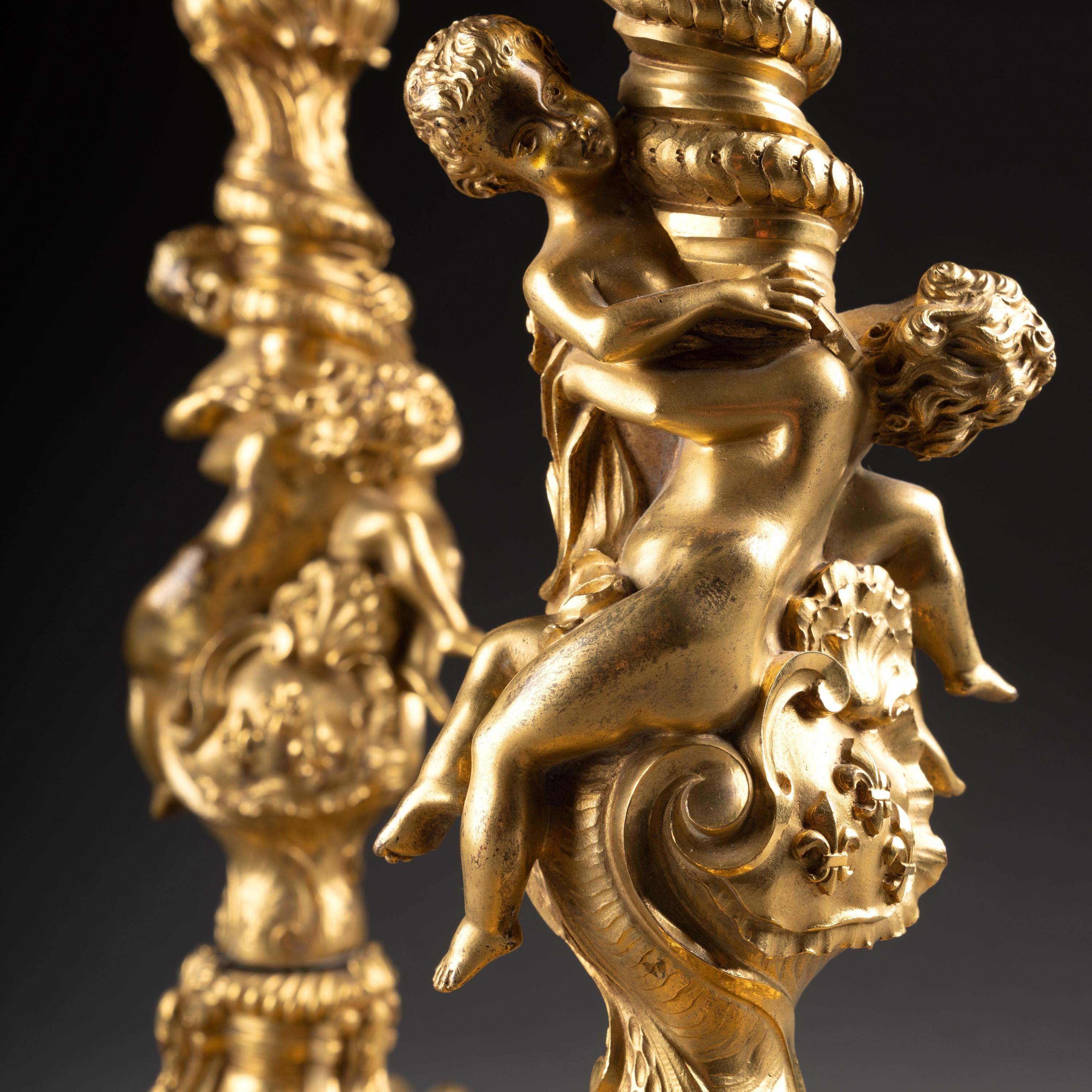 Paar vergoldete Bronze-Kerzenständer im Stil Louis XV. des 19. Jahrhunderts mit französischem königlichem Wappen im Zustand „Gut“ im Angebot in PARIS, FR