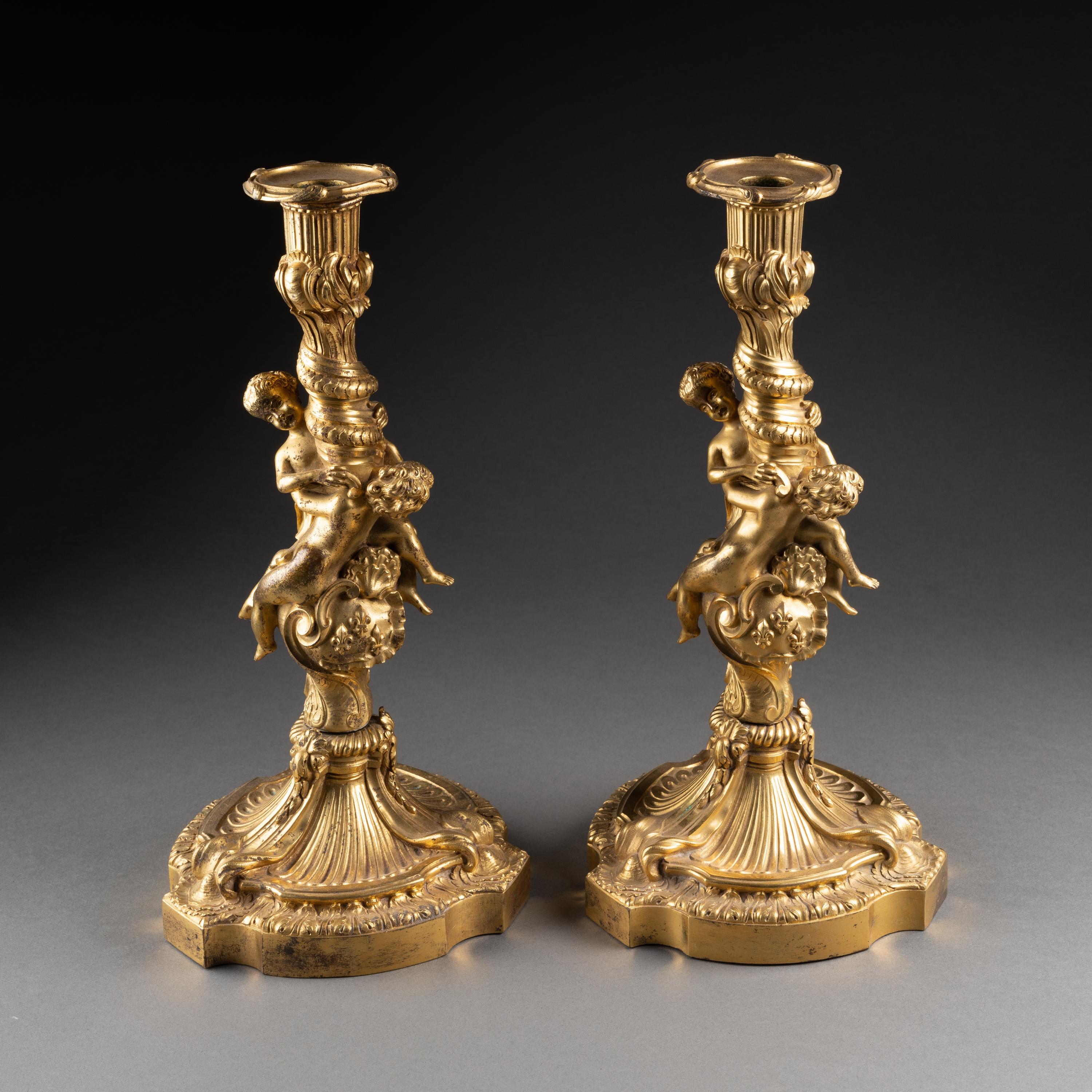 Paar vergoldete Bronze-Kerzenständer im Stil Louis XV. des 19. Jahrhunderts mit französischem königlichem Wappen (Mittleres 19. Jahrhundert) im Angebot