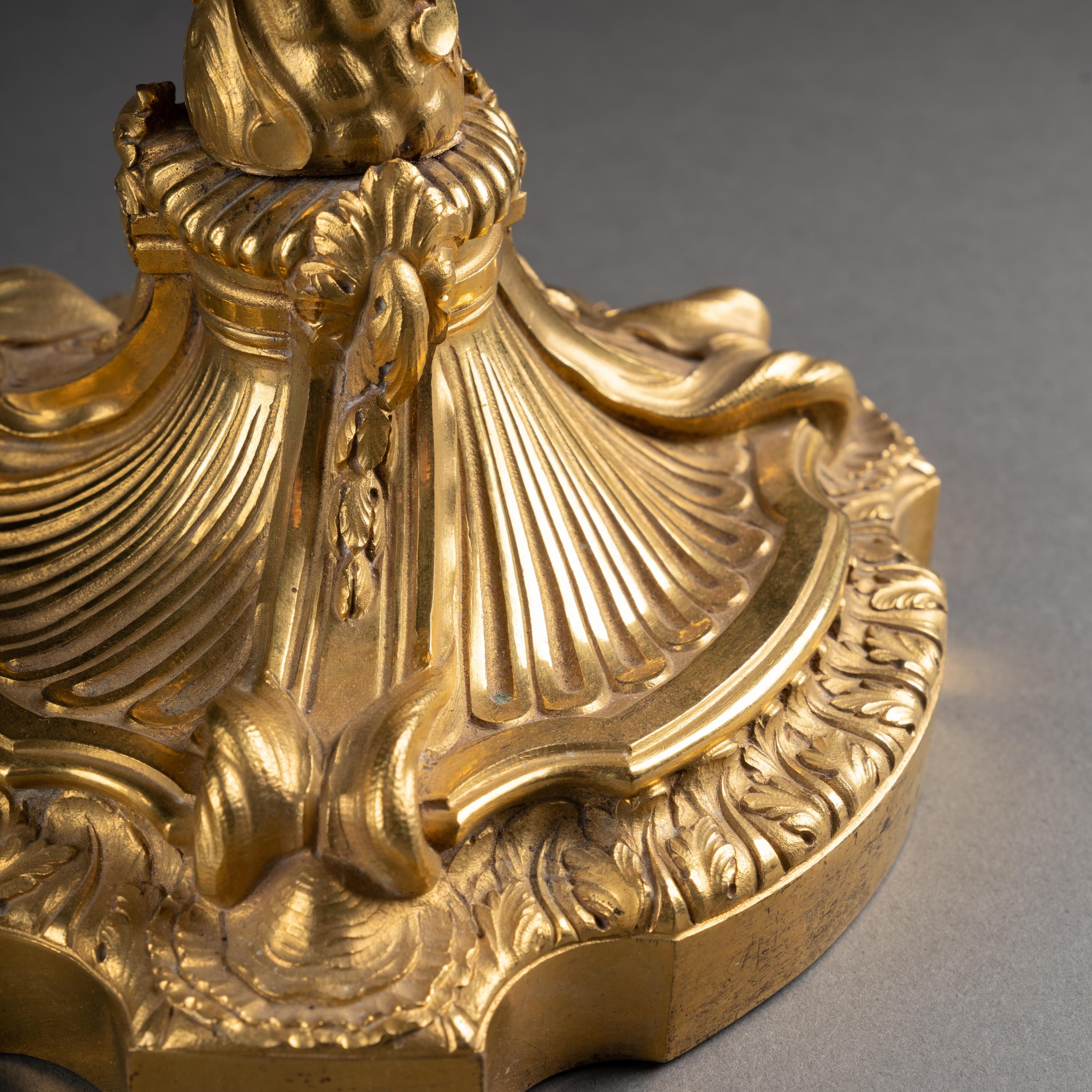 Paar vergoldete Bronze-Kerzenständer im Stil Louis XV. des 19. Jahrhunderts mit französischem königlichem Wappen im Angebot 1
