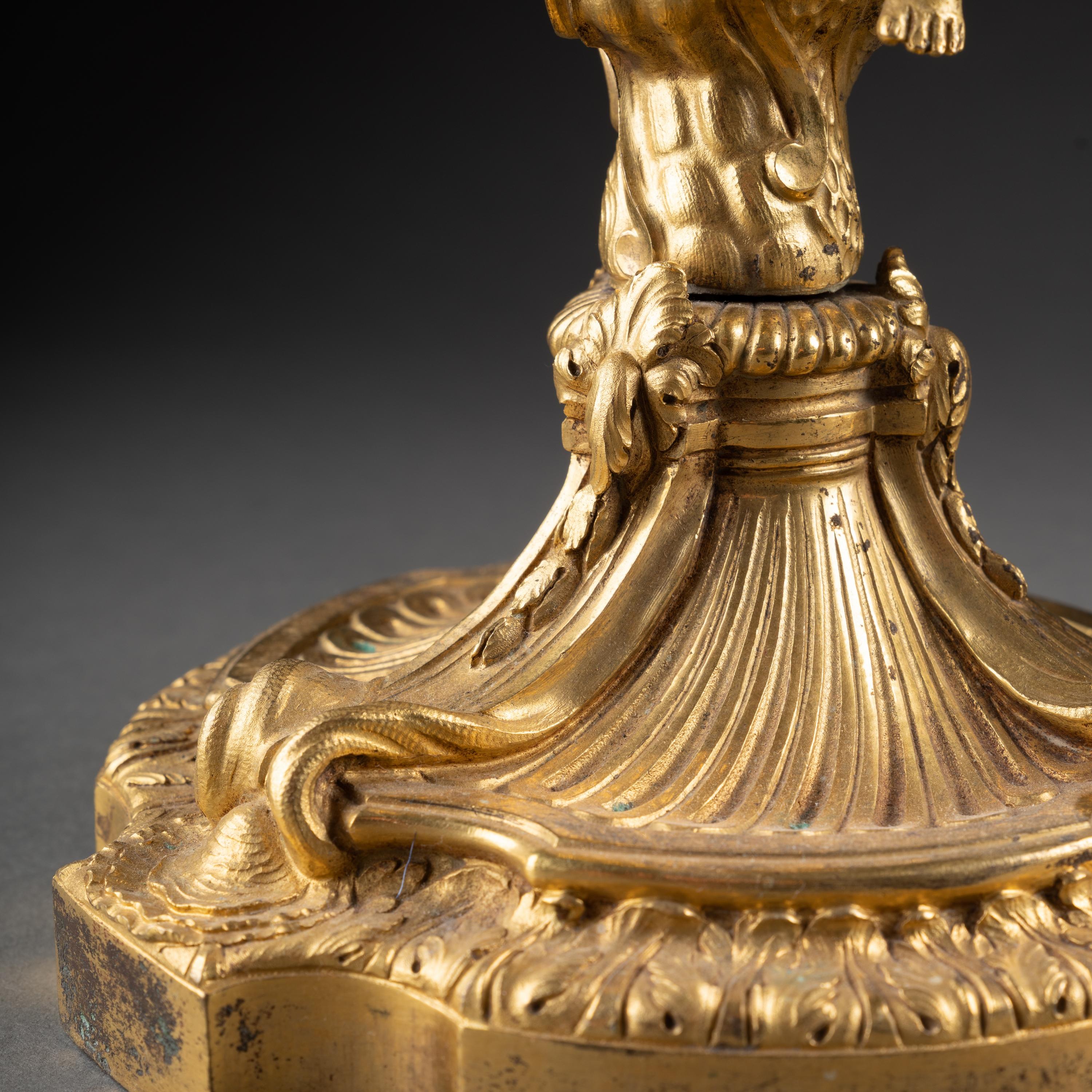 Paar vergoldete Bronze-Kerzenständer im Stil Louis XV. des 19. Jahrhunderts mit französischem königlichem Wappen im Angebot 3