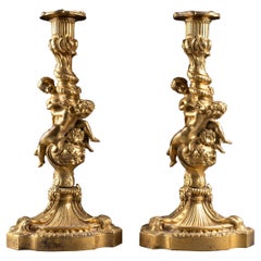 Paar vergoldete Bronze-Kerzenständer im Stil Louis XV. des 19. Jahrhunderts mit französischem königlichem Wappen