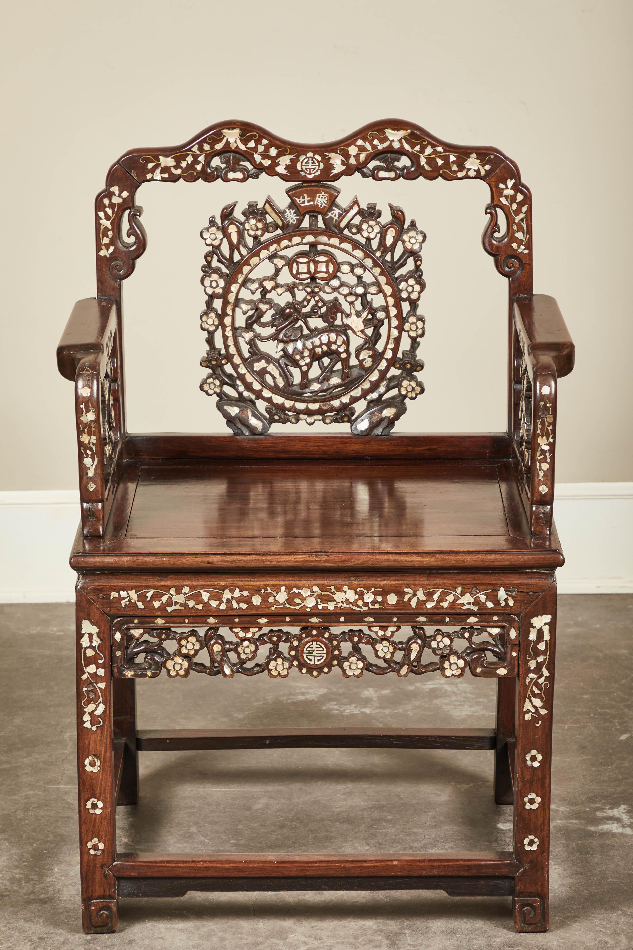 19. Jahrhundert Paar Stühle mit Perlmutt-Intarsien (Chinesisch) im Angebot