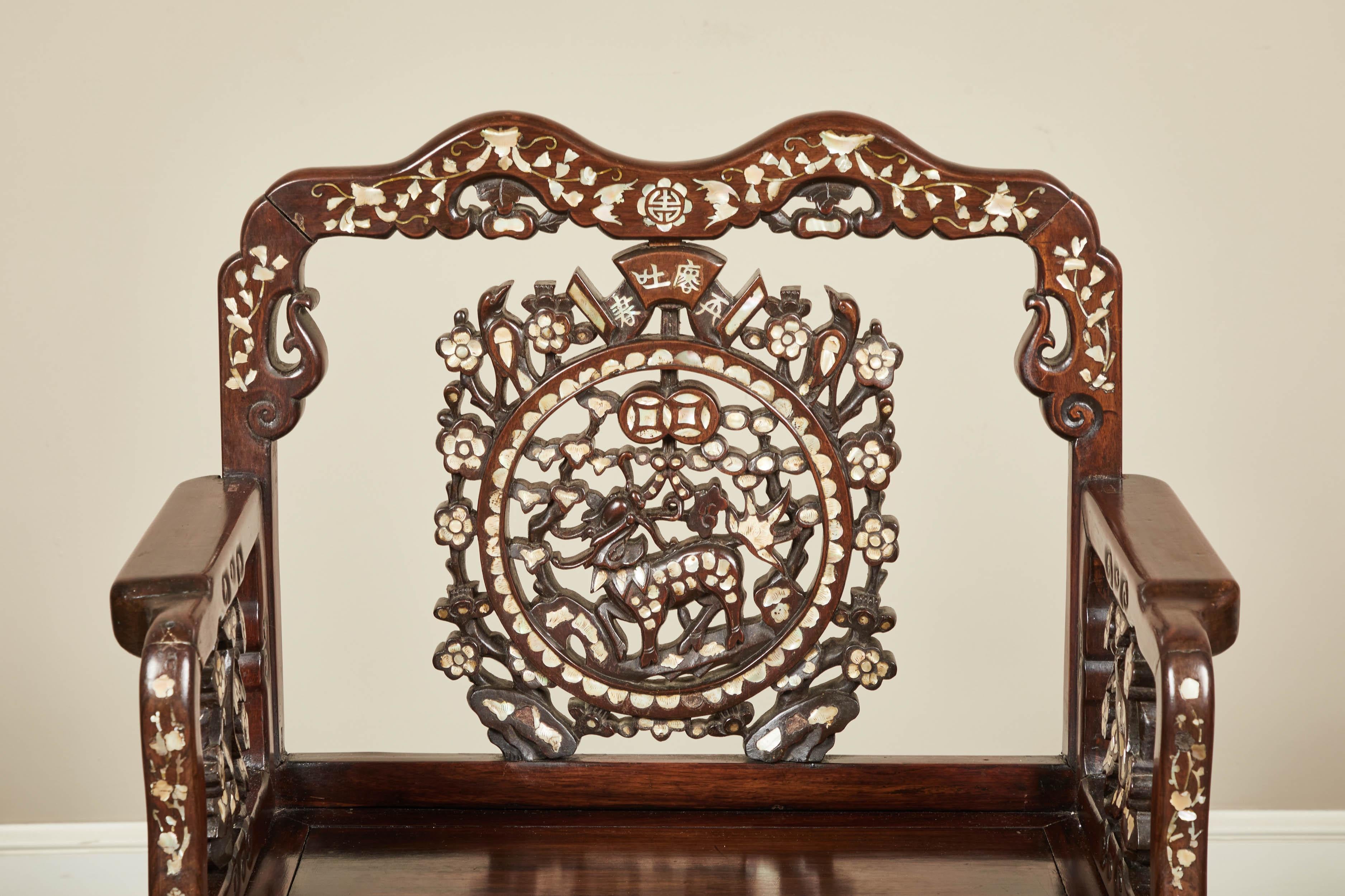 19. Jahrhundert Paar Stühle mit Perlmutt-Intarsien im Zustand „Gut“ im Angebot in Pasadena, CA