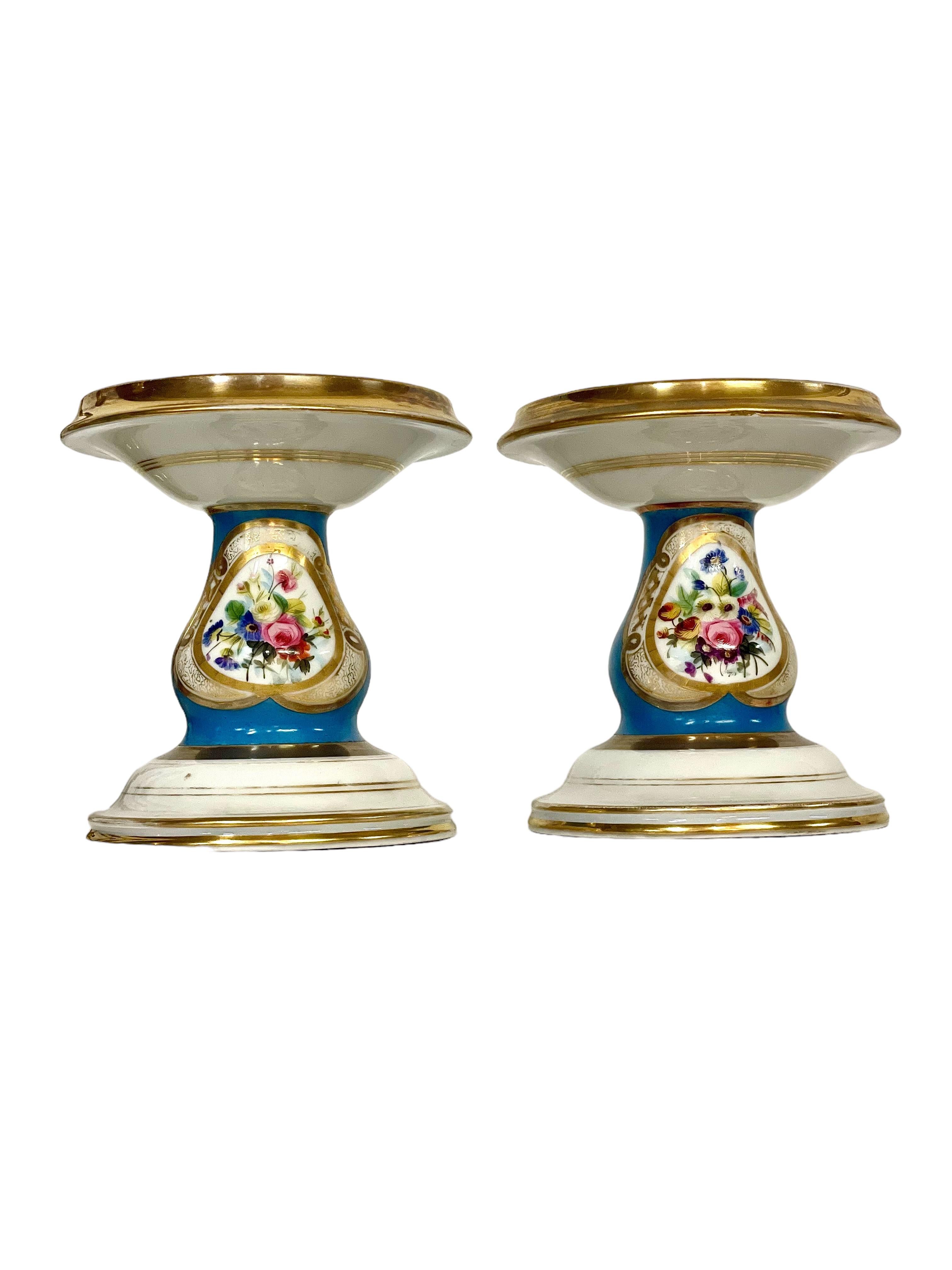 Paar Porcelaine de Paris Cassolettes aus dem 19. (Handbemalt) im Angebot