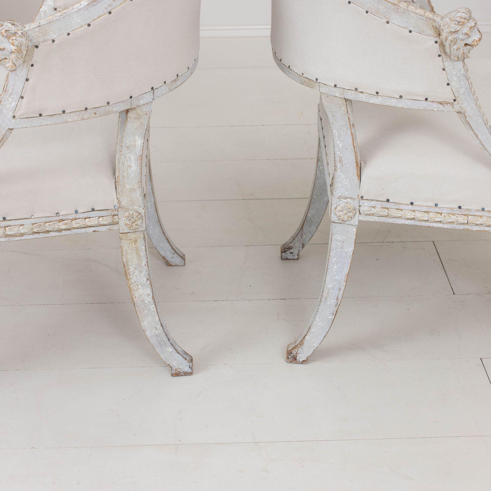 19. Jahrhundert. Paar schwedische gustavianische Sessel mit bemalter Fassrückenlehne und Löwenköpfen im Angebot 11